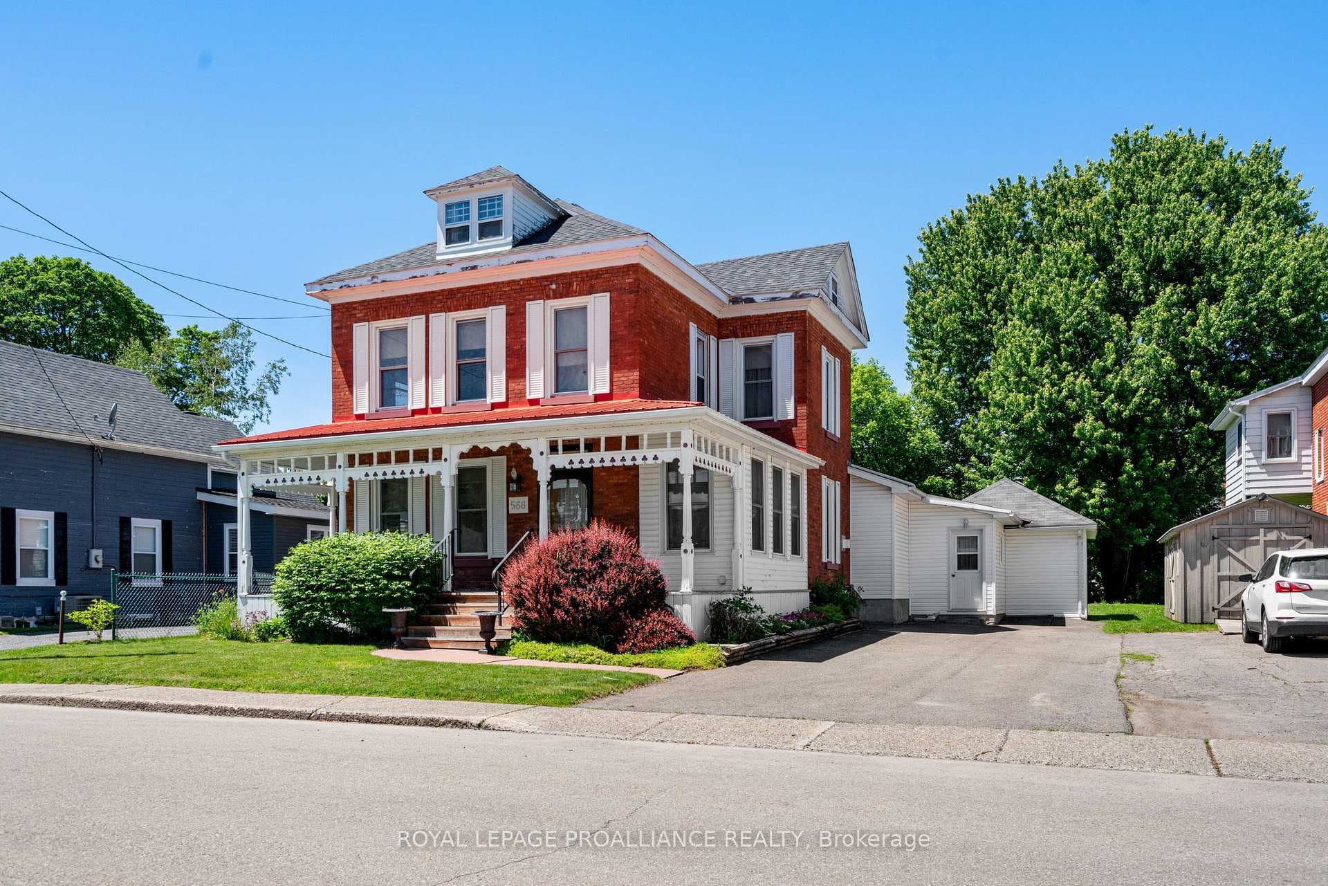 568 James Street photo 2