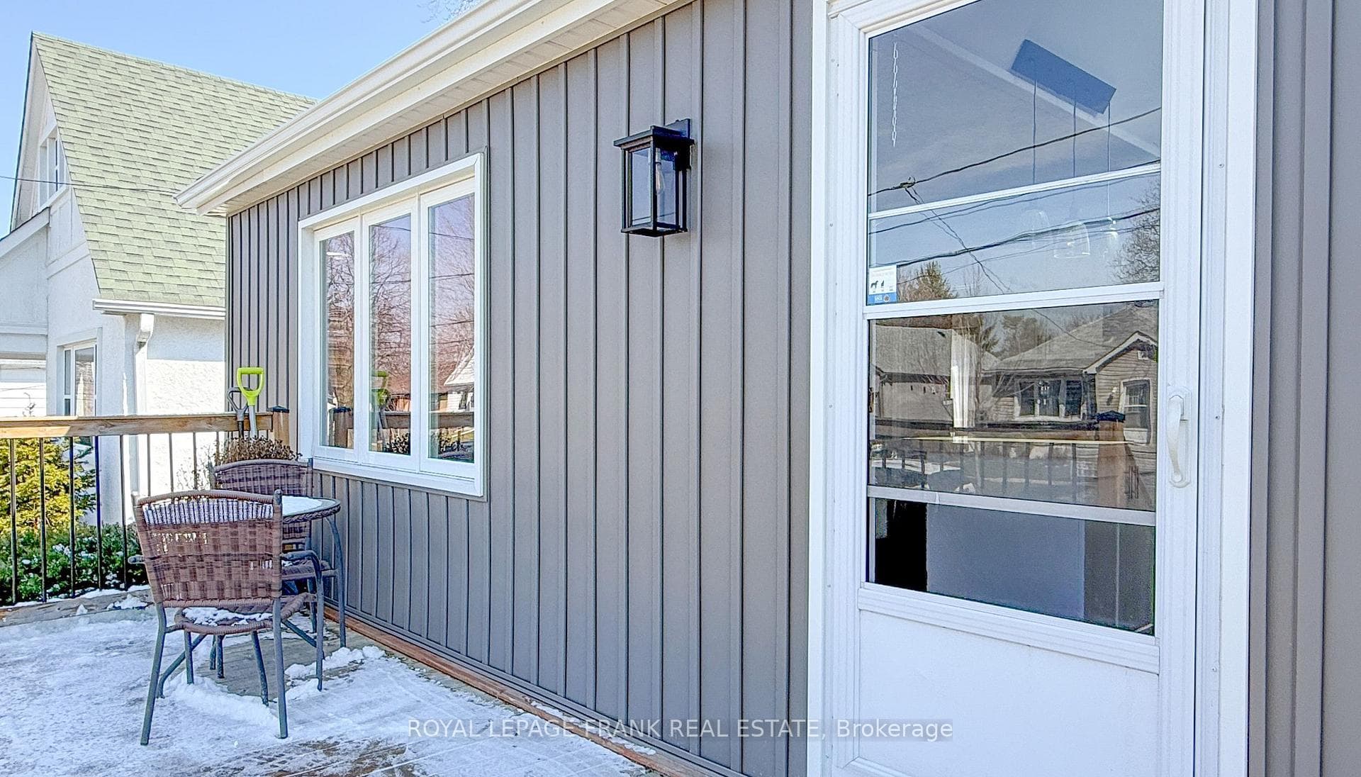 229 Hibbert Avenue photo 3