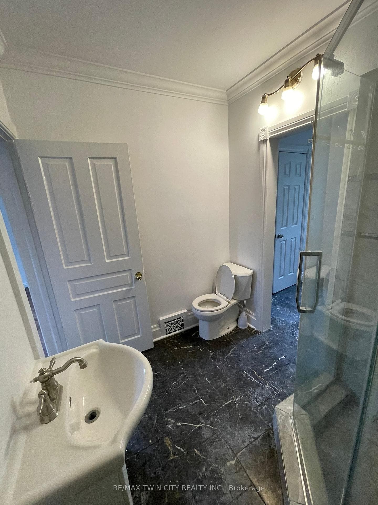319 SPADINA Road photo 5