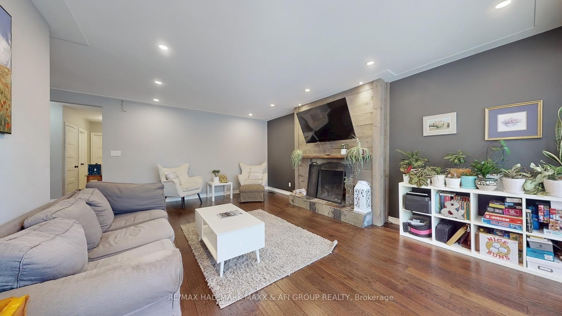 1007 Earl Crescent photo 8