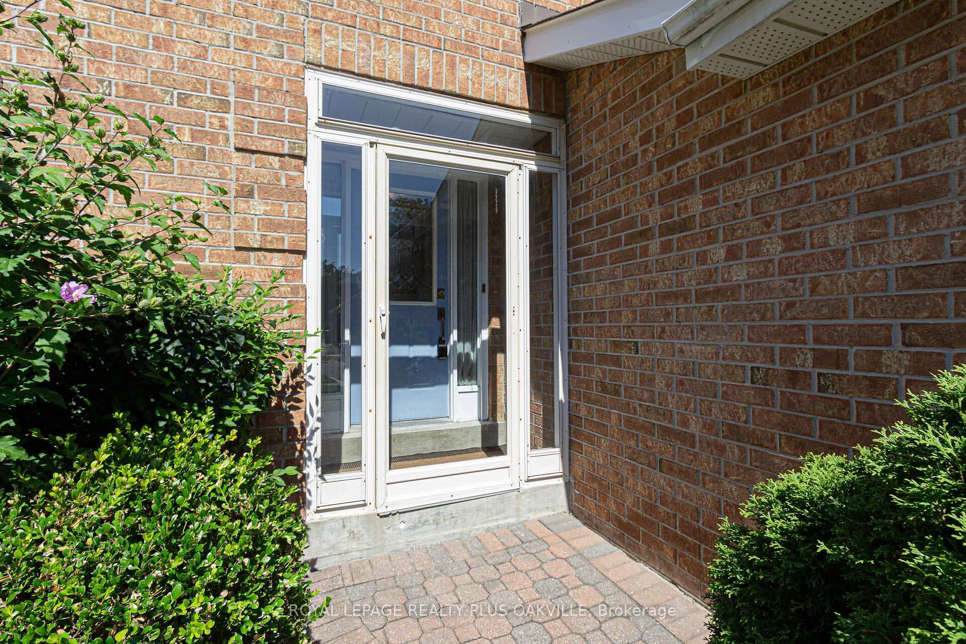 3175 Thorncrest Drive photo 2
