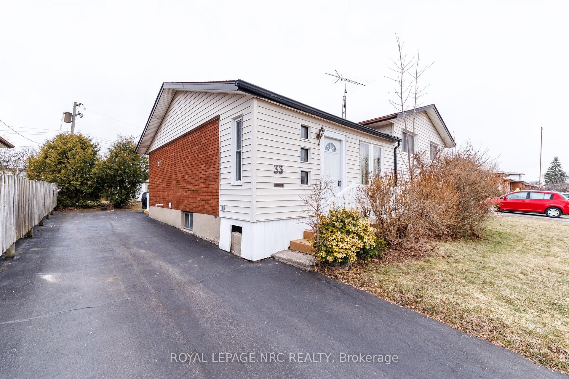 33 Strathmore Crescent photo 3