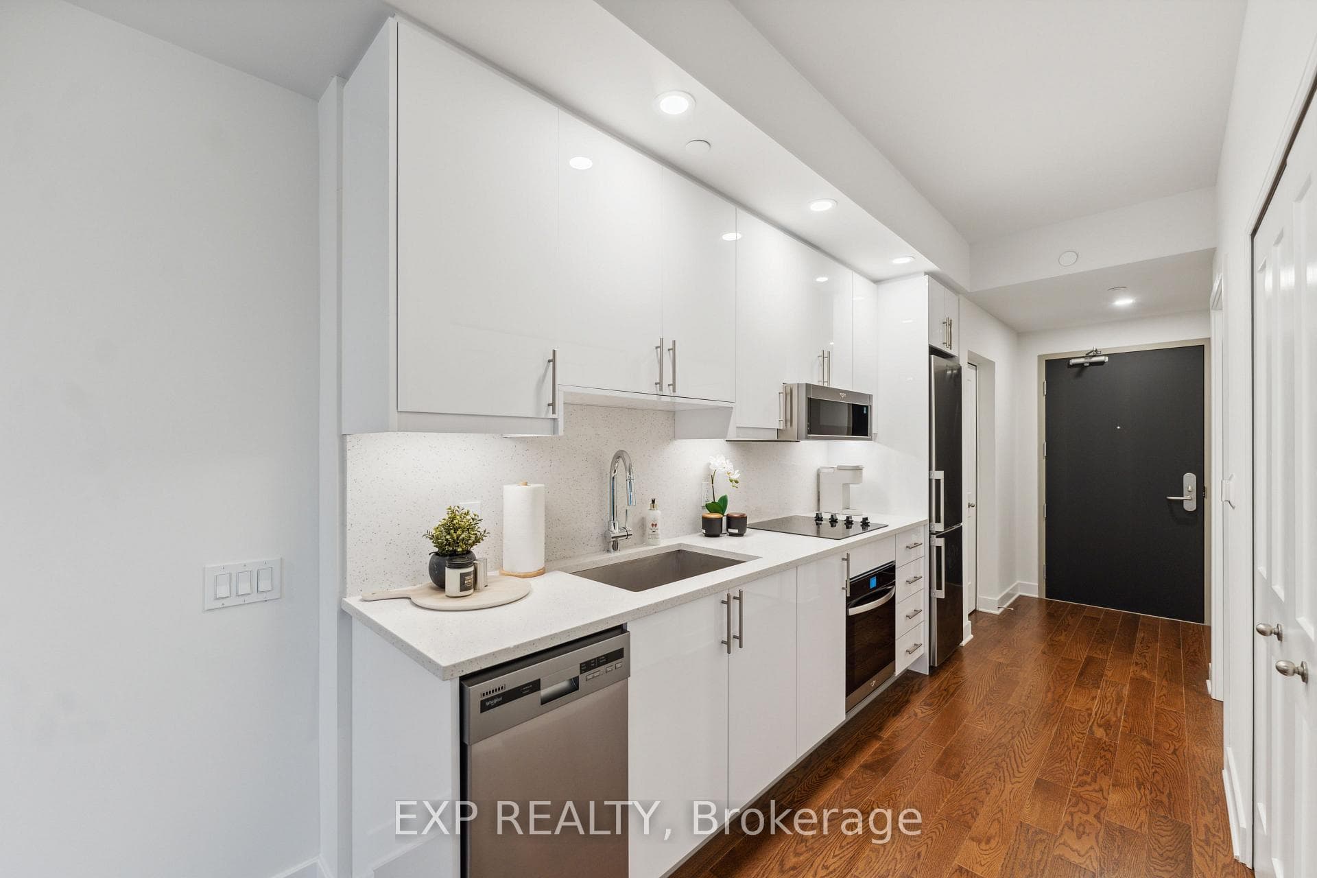 Quartz counters and stainless appliances