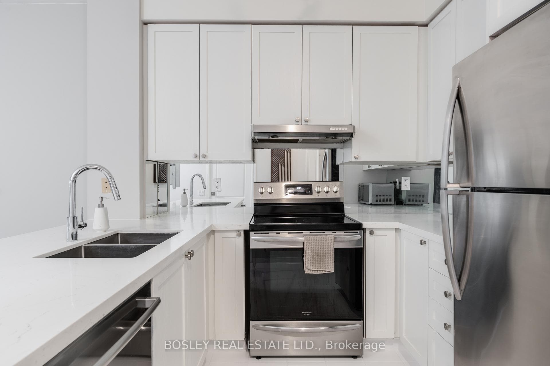 555 Yonge Street Unit 714 photo 3