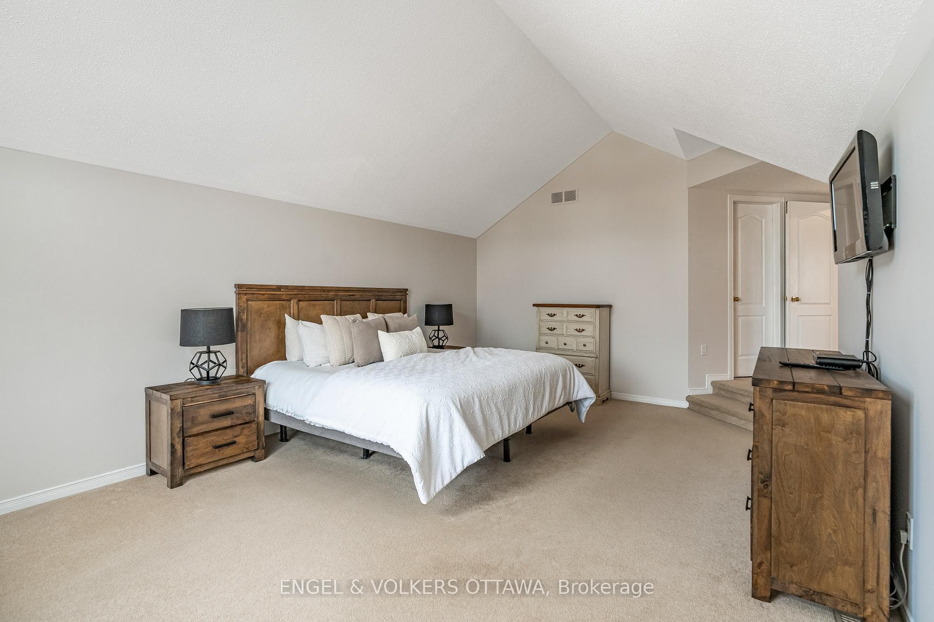 44 Chatham Gardens photo 28