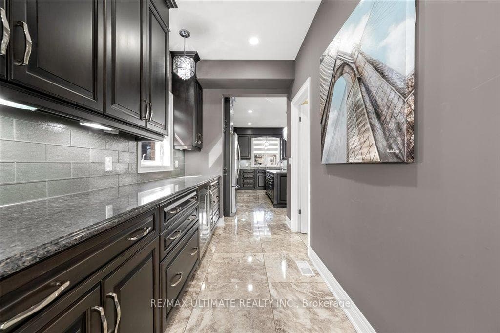 Butler's Kitchen W/ Walk In Pantry