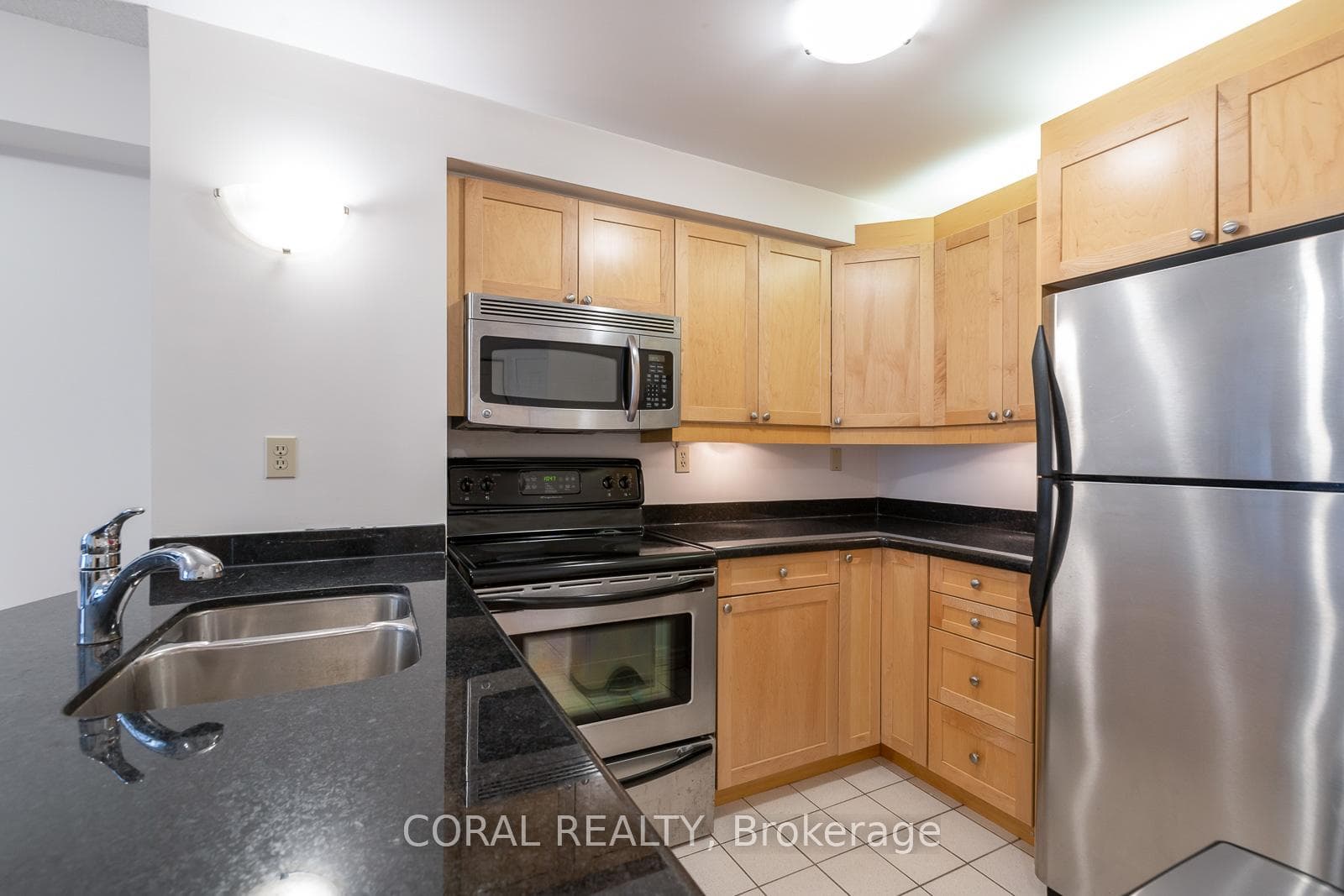 736 Bay Street Unit 808 photo 4