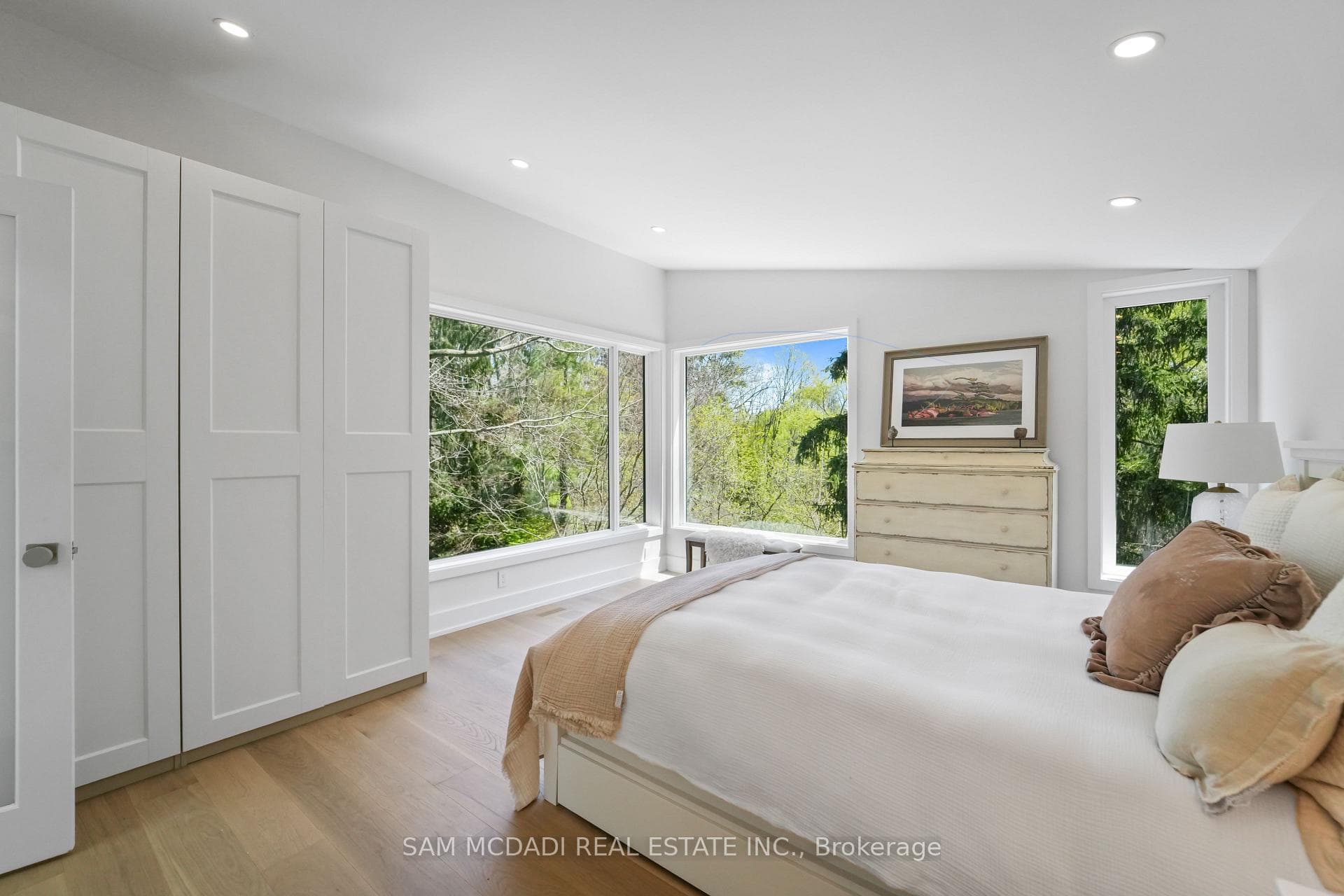1273 Queen Victoria Avenue photo 19