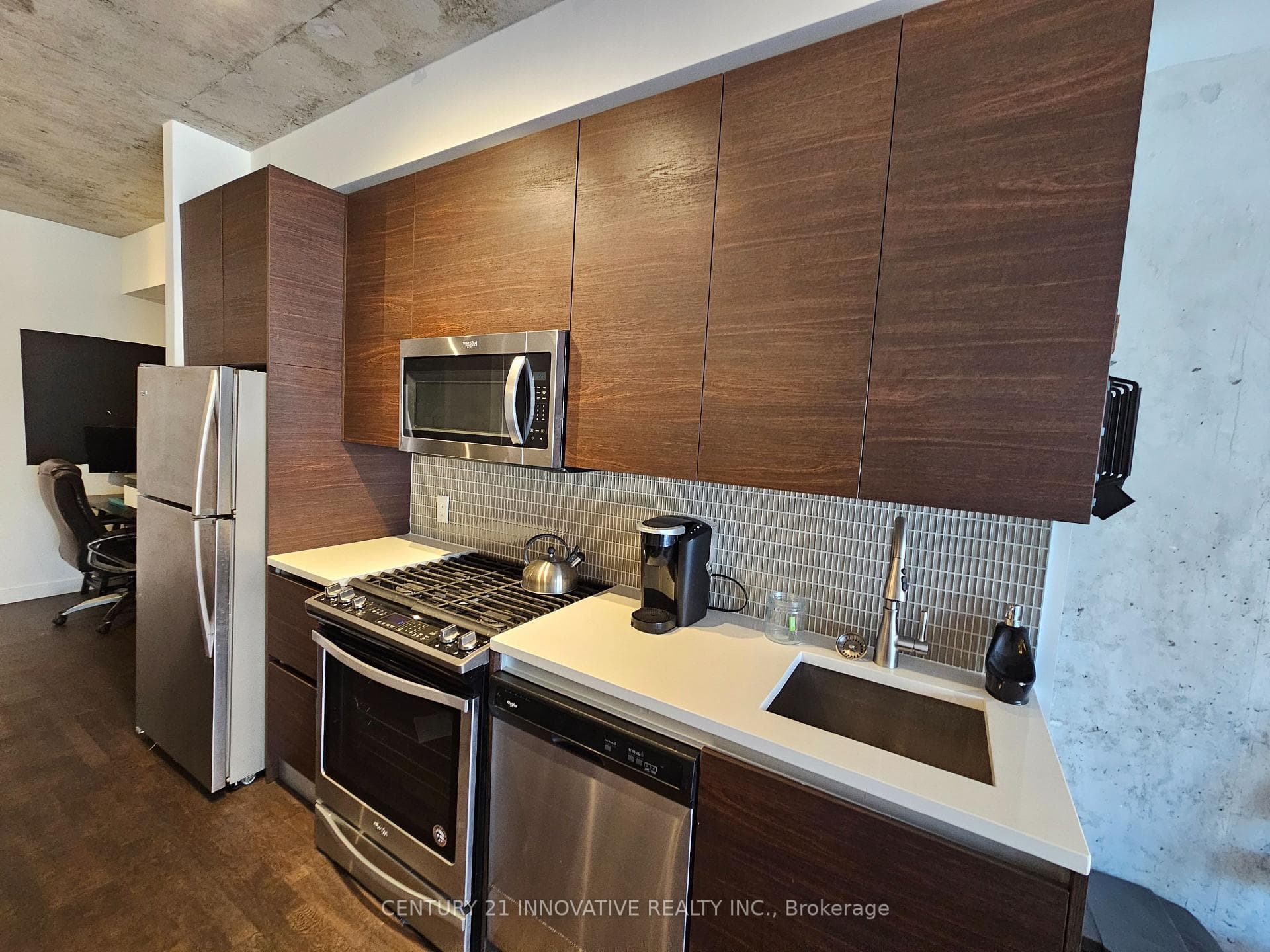 246 Logan Avenue Unit 221 photo 22