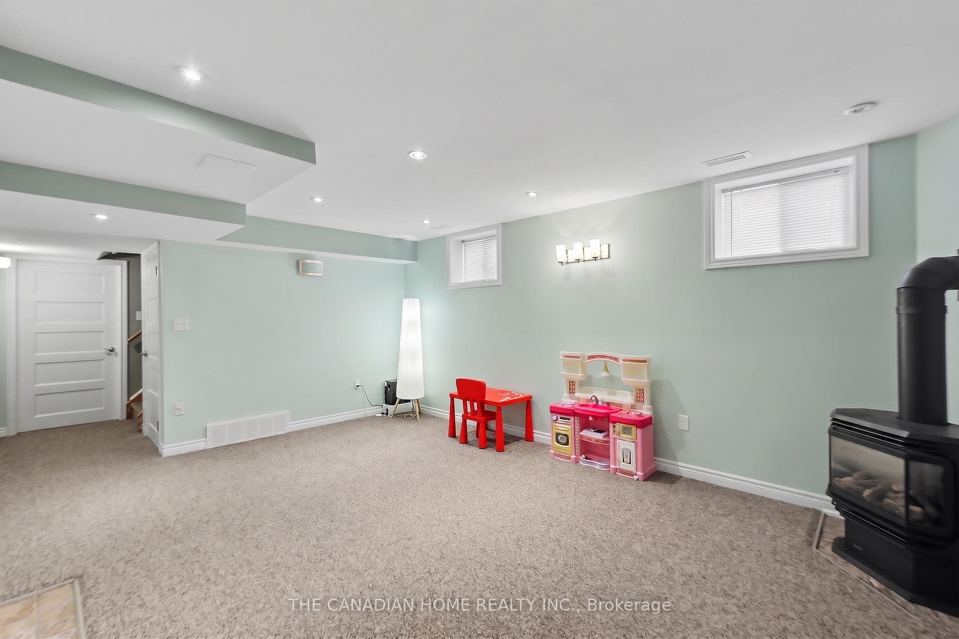 219 PICTON Street photo 31