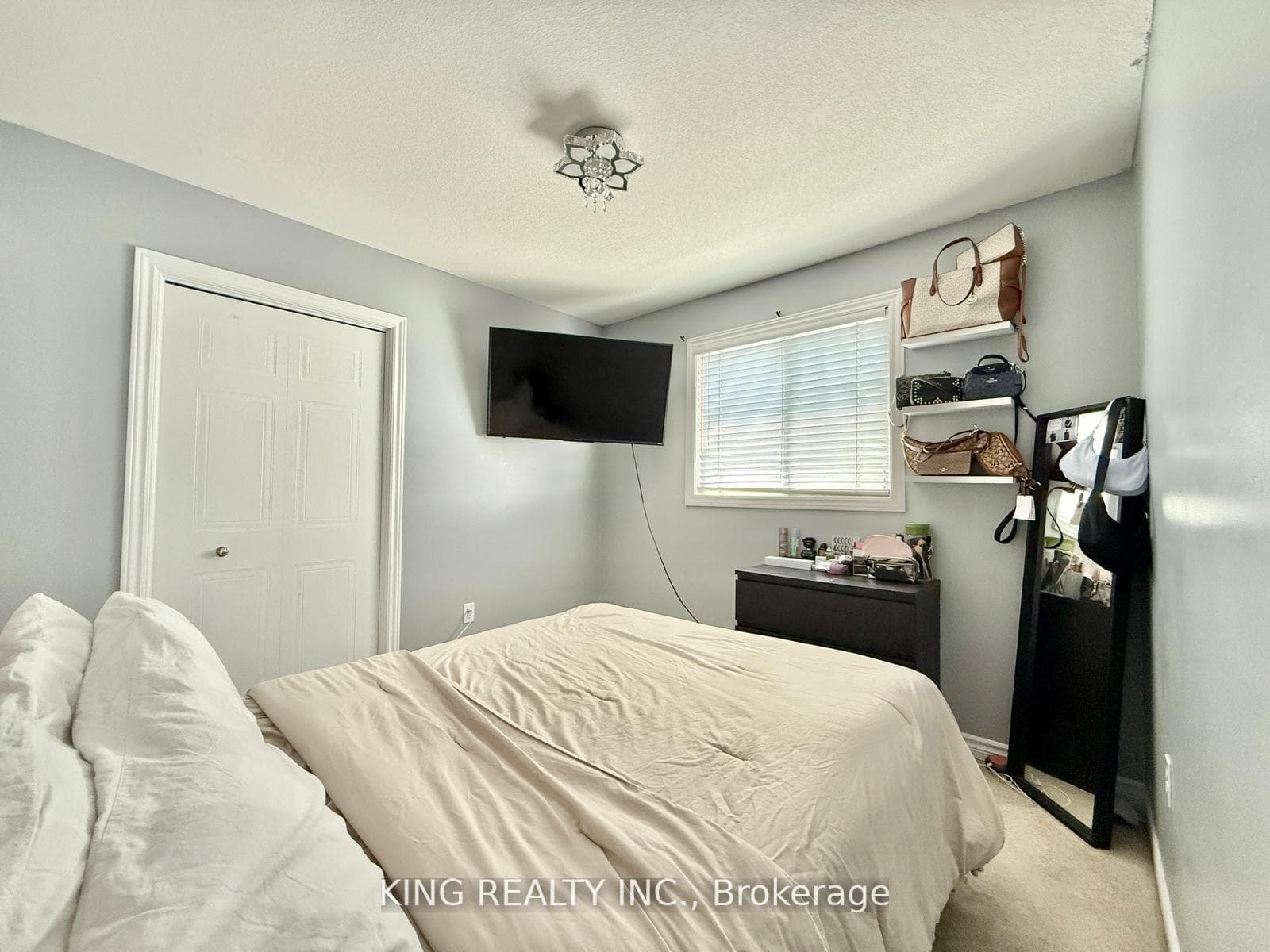196 CRIMSON Crescent photo 4