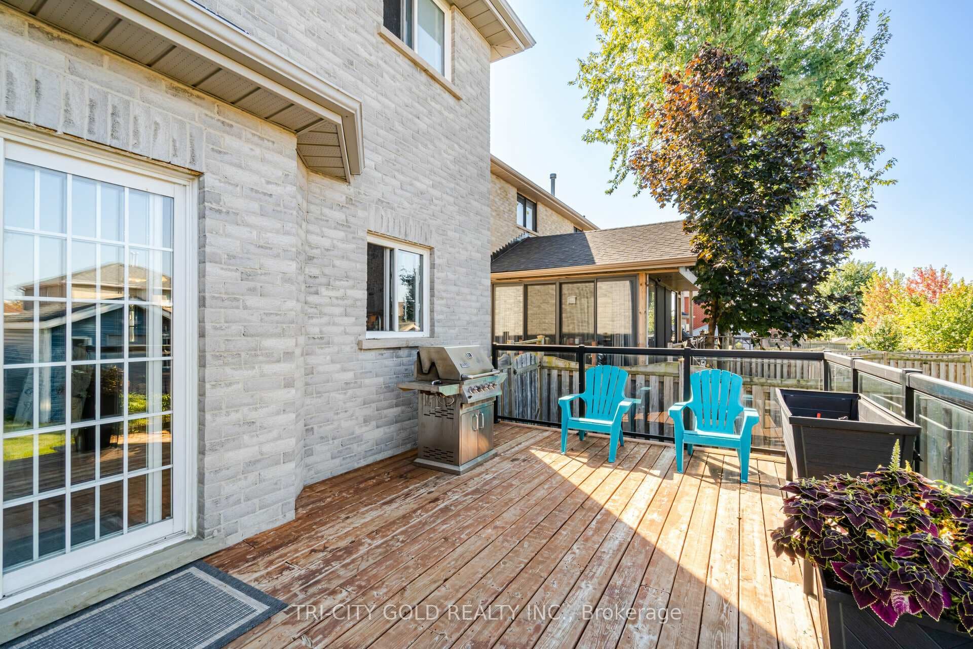 121 Raymond Crescent photo 37