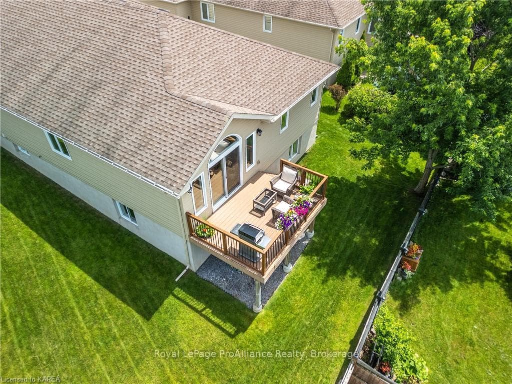 1286 MAZZOLIN Crescent photo 10