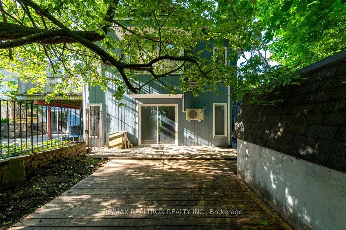 16 Tower Crescent photo 32