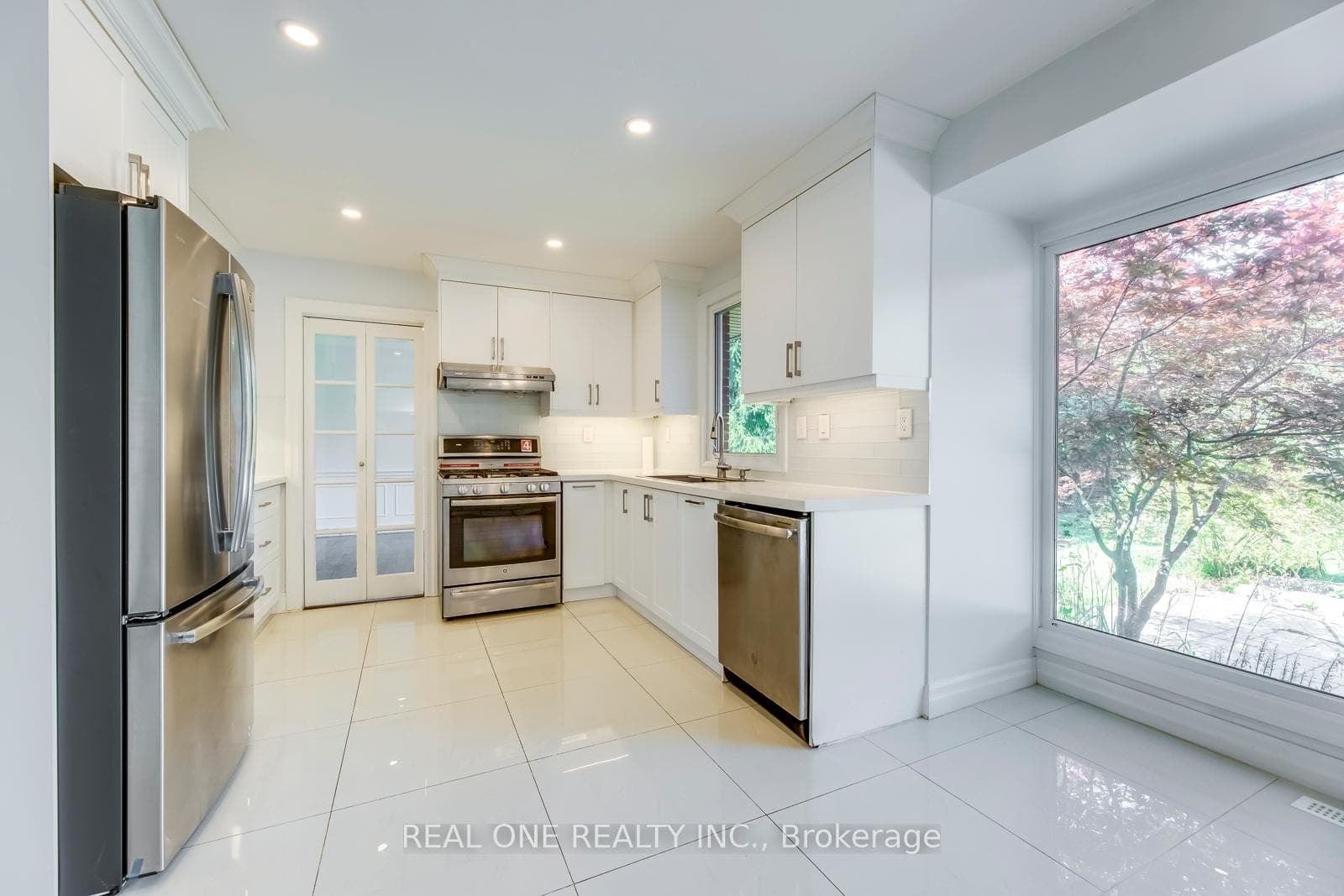 2231 All Saints Crescent photo 15