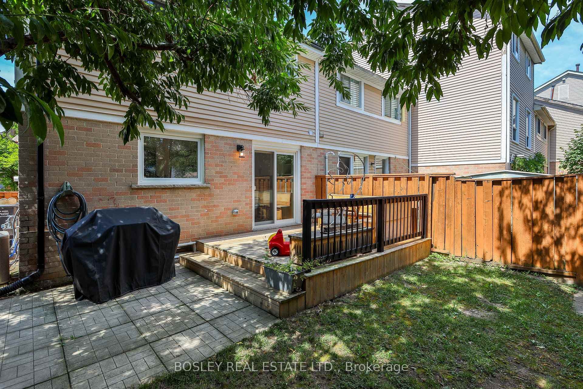 21 Courtleigh Square photo 34