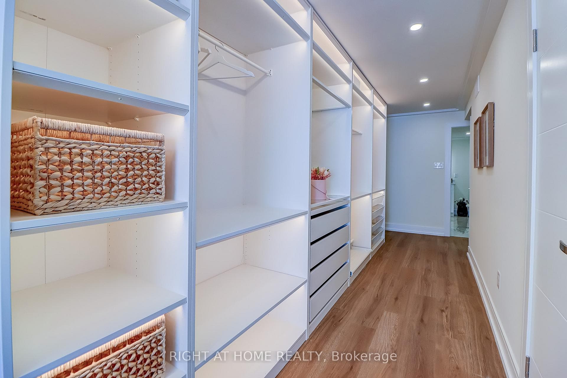 130 Carlton Street Unit 1207 photo 29