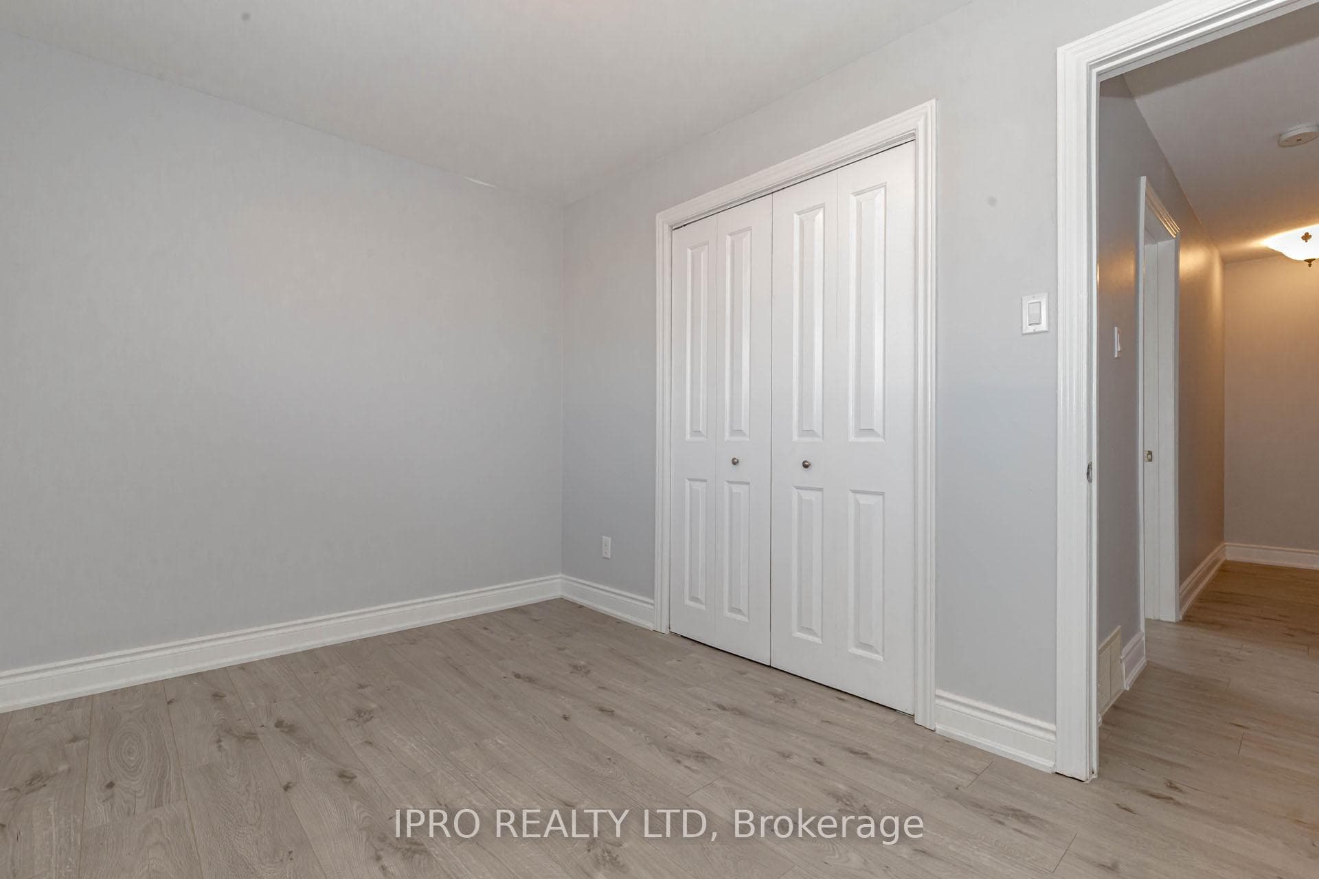 17 Town House Crescent photo 28