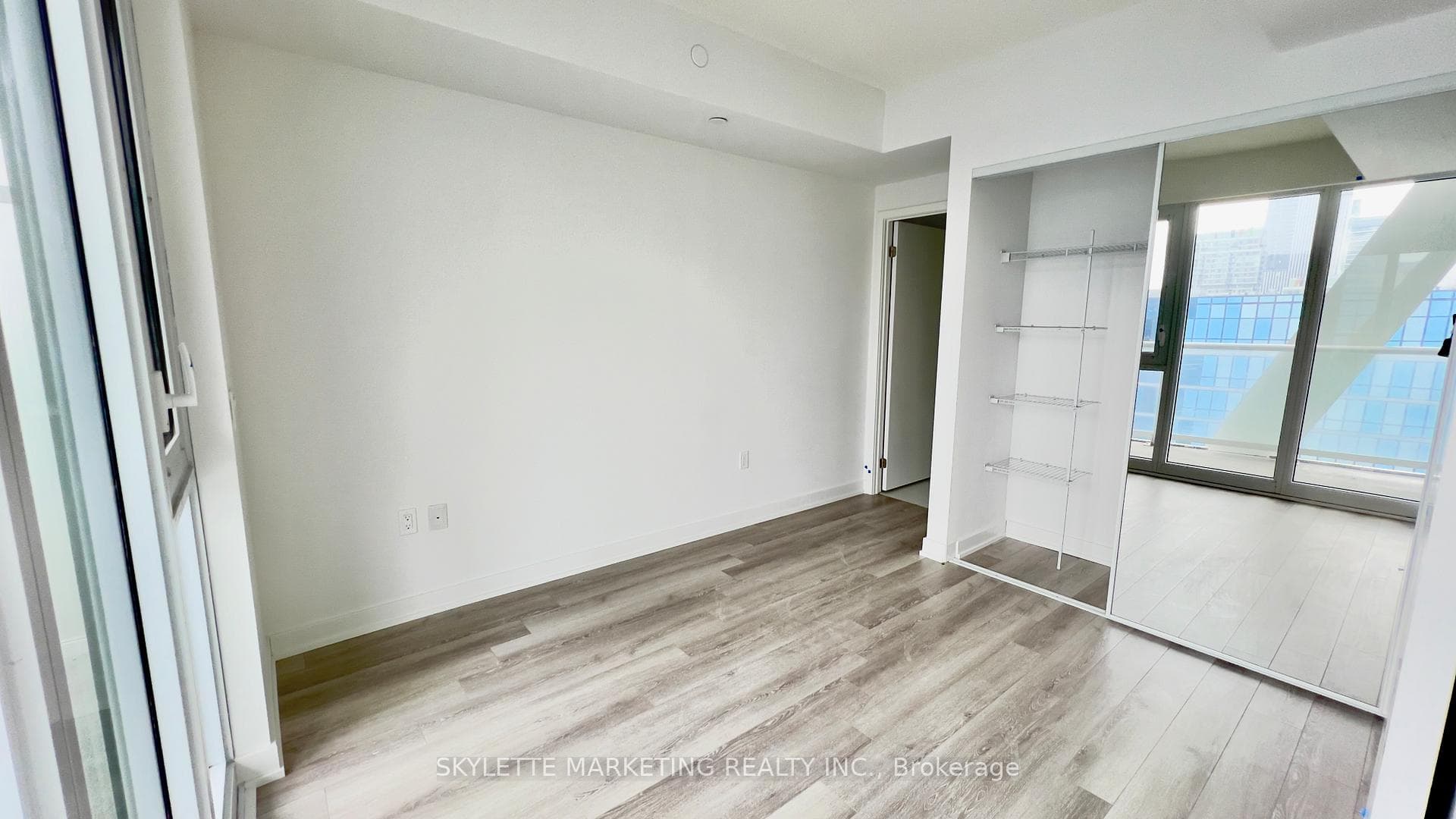 230 Simcoe Street Unit 2417 photo 22