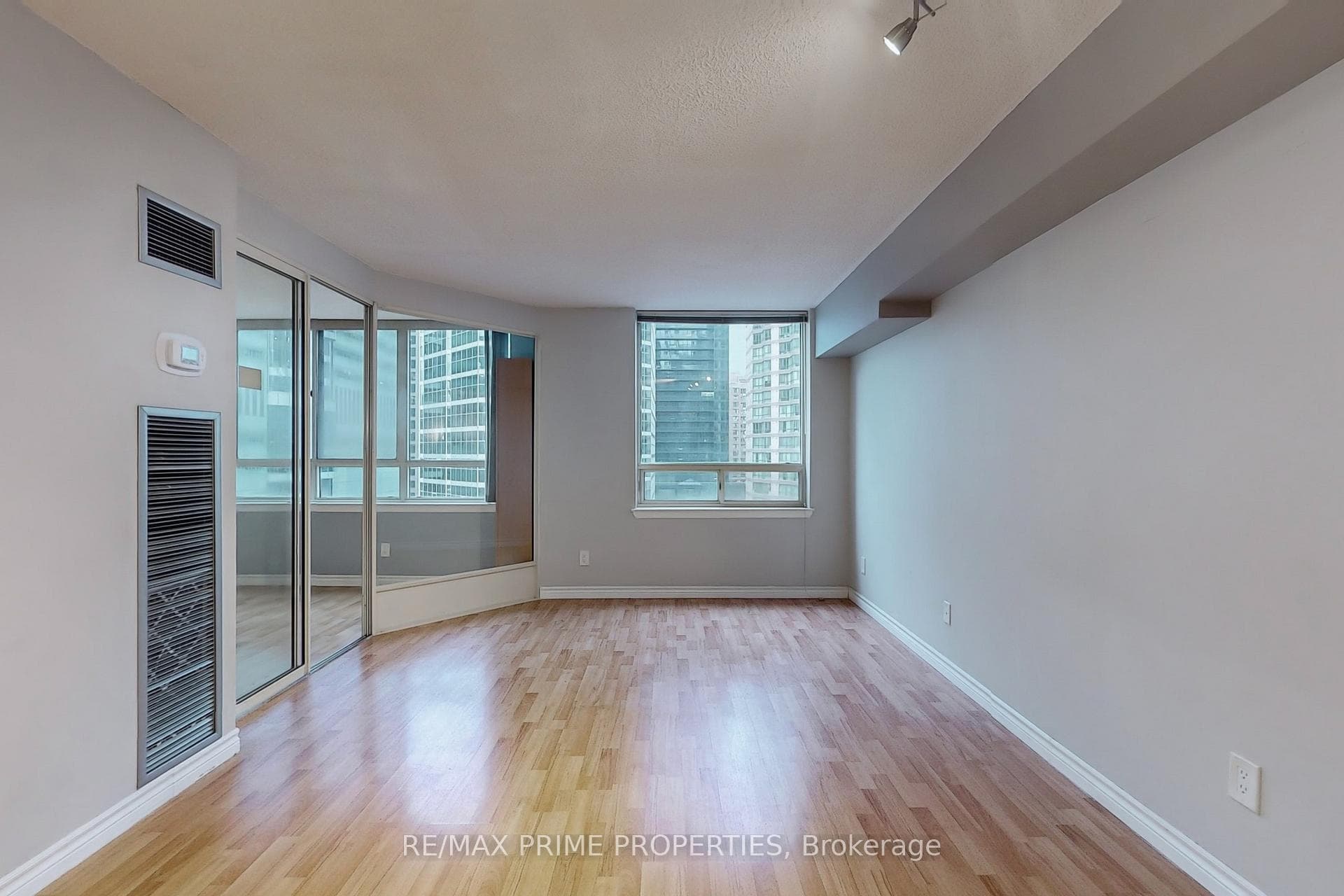 633 Bay Street Unit 1022 photo 20