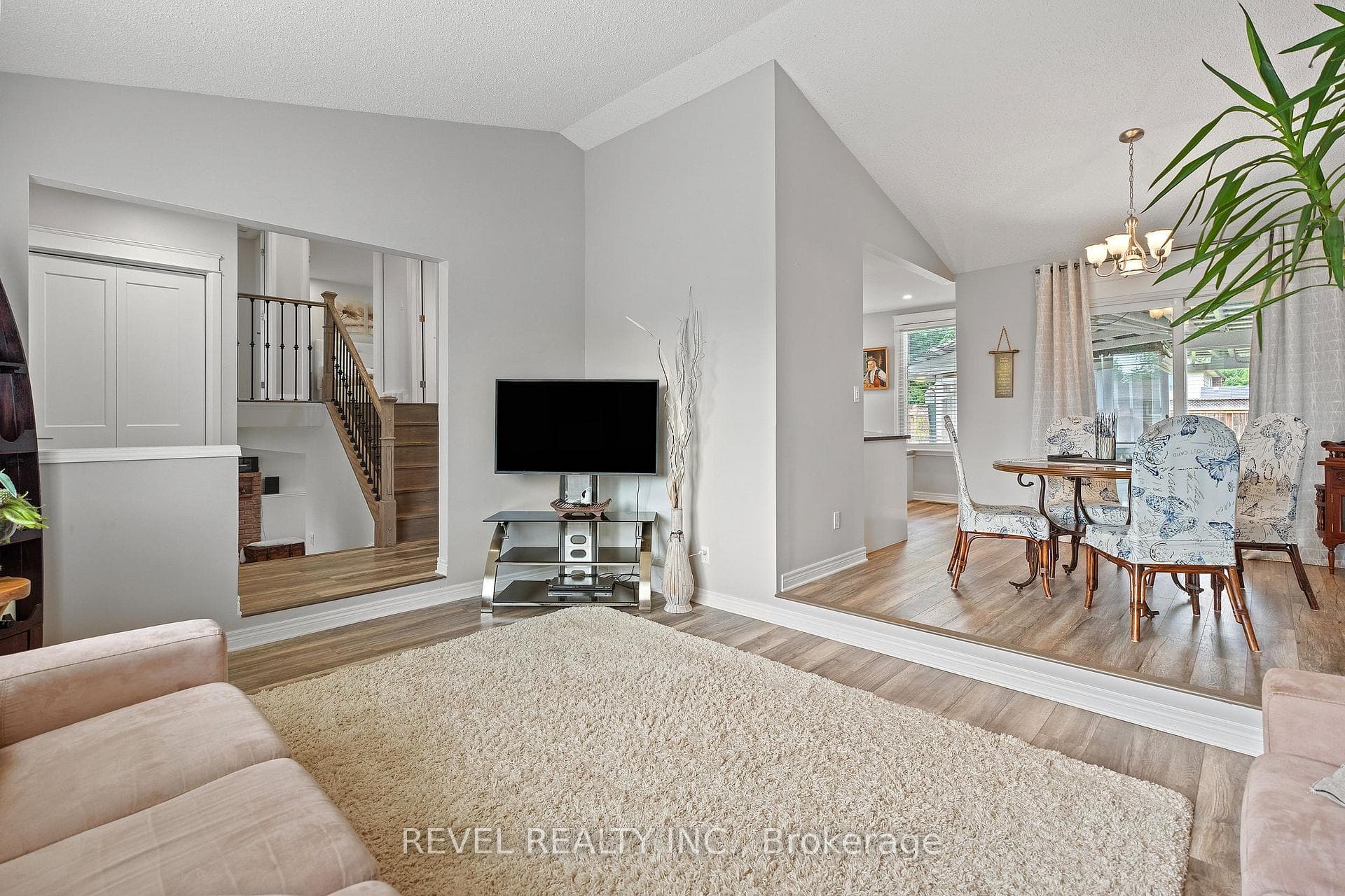 833 Lakeview Road photo 5