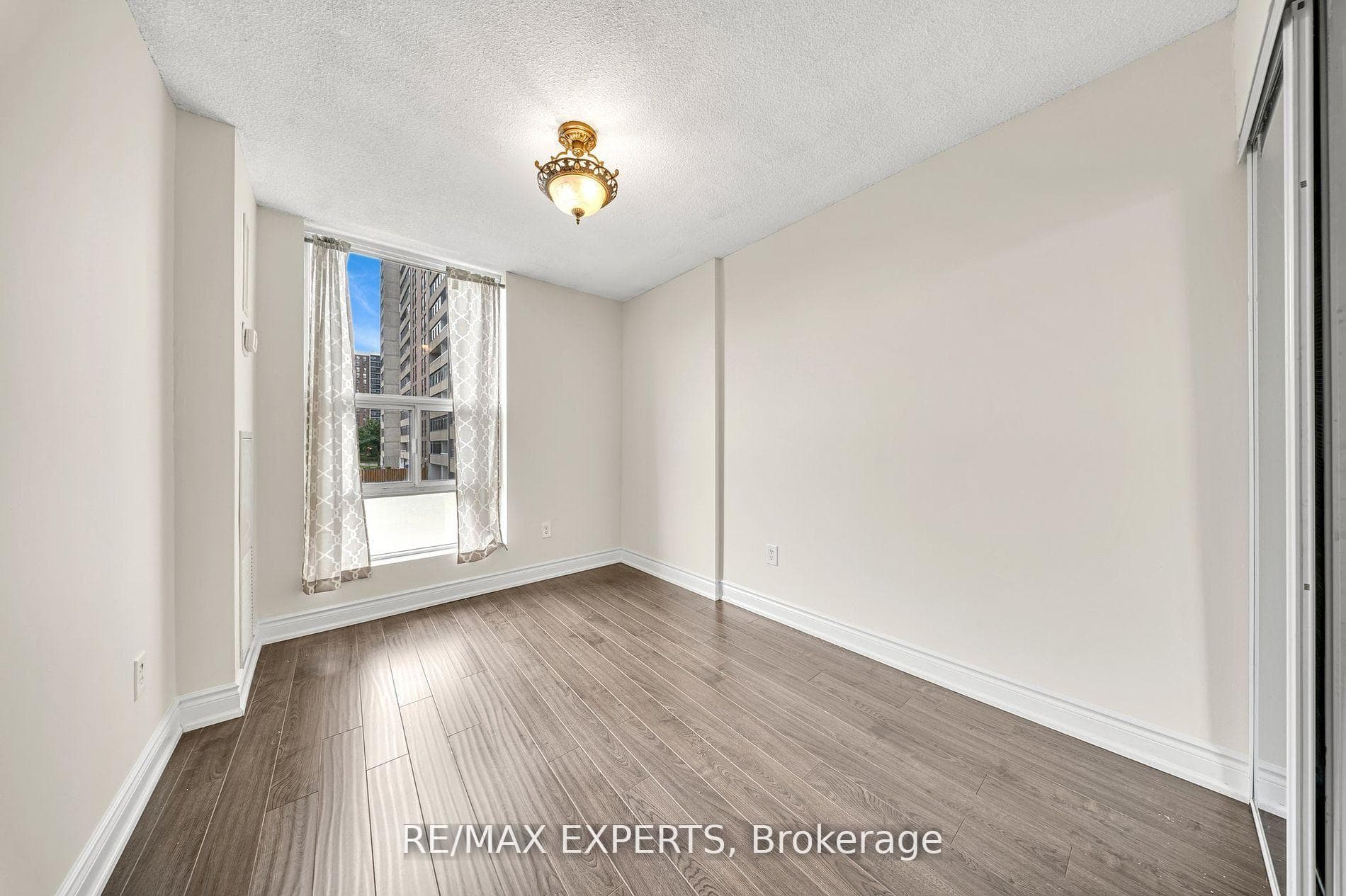 25 Kensington Road Unit 211 photo 11
