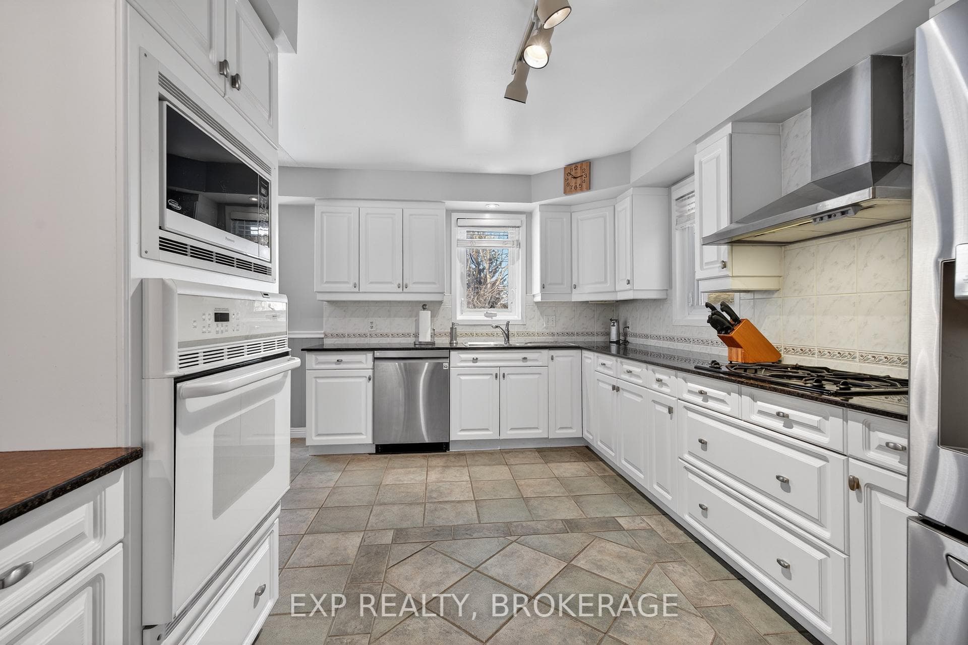 578 SYCAMORE Street photo 4