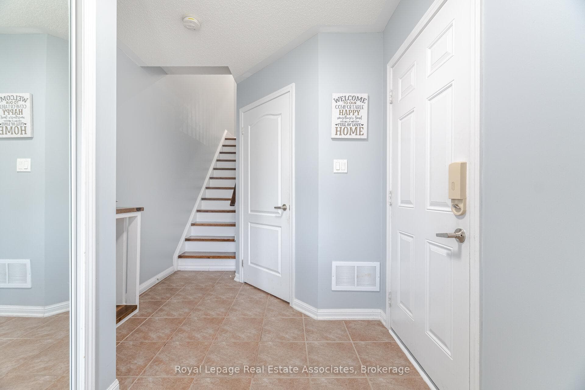 932 Burgess Gardens photo 7