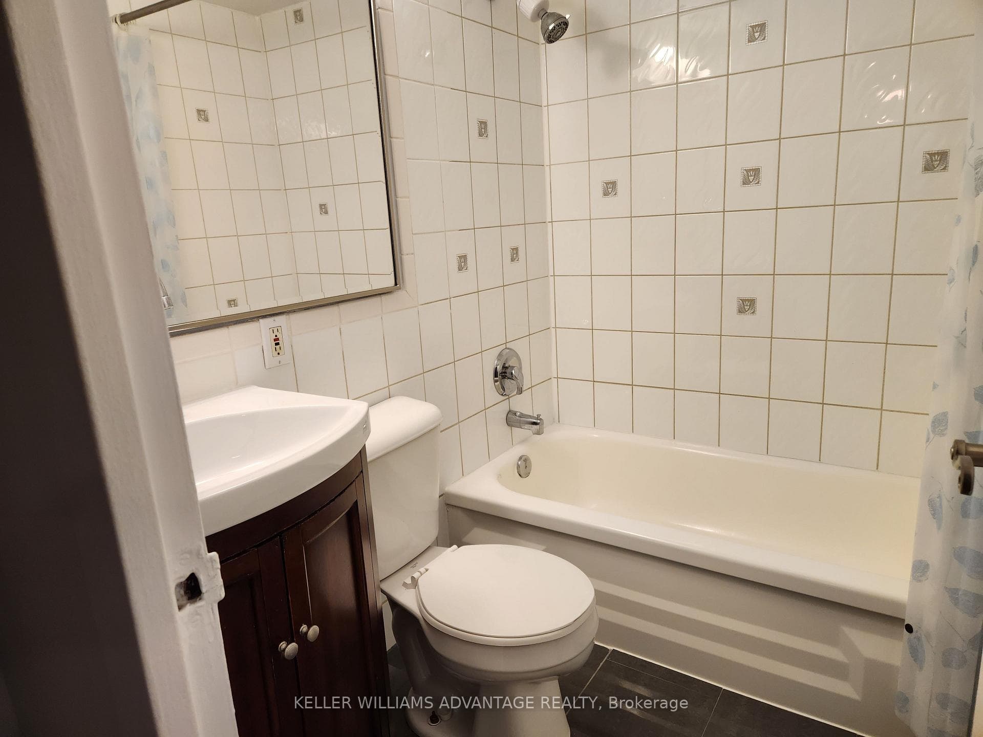335 Lonsdale Avenue Unit 402 photo 8