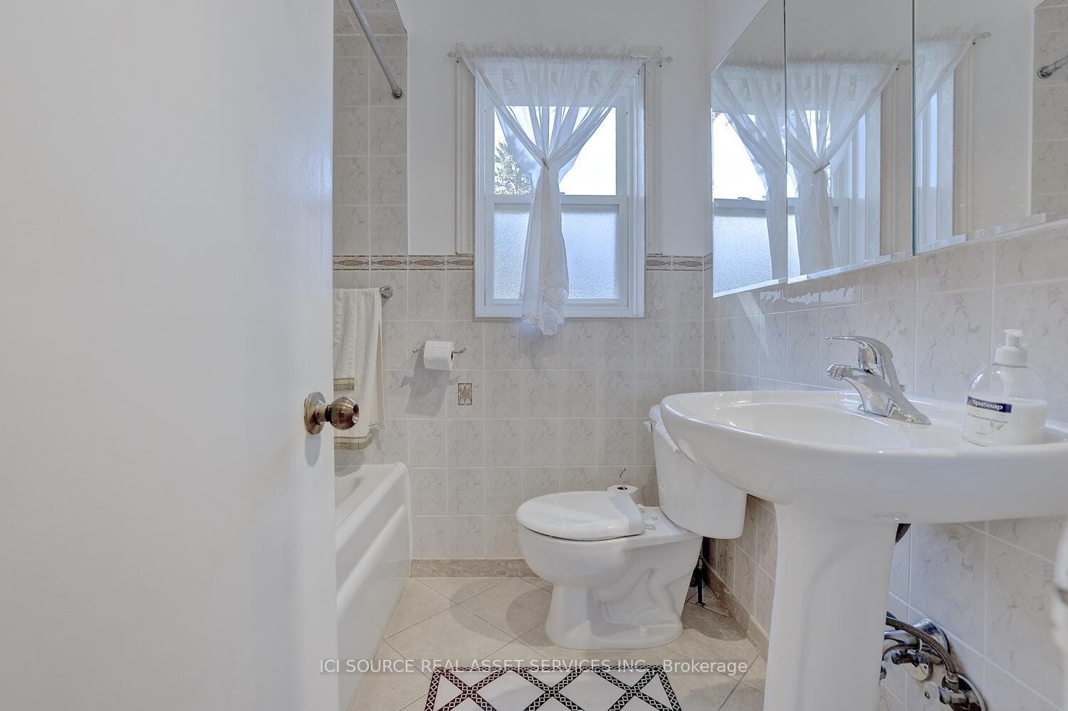 566 Drymen Crescent photo 8