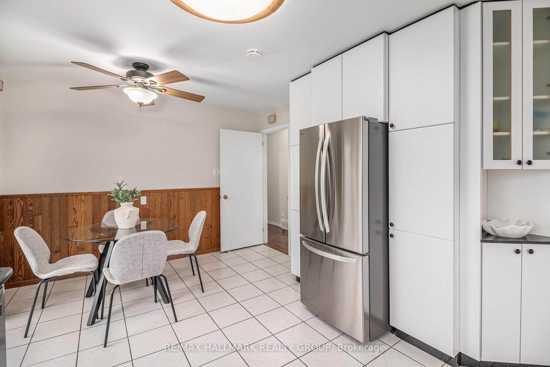 1366 METZ Crescent photo 16