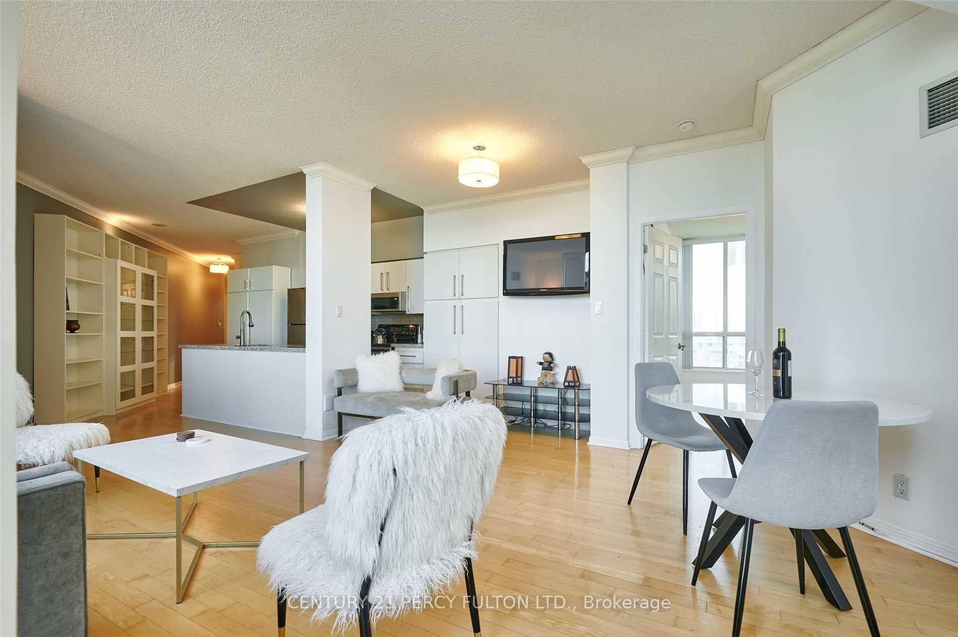 230 Queens Quay Unit 1016 photo 5