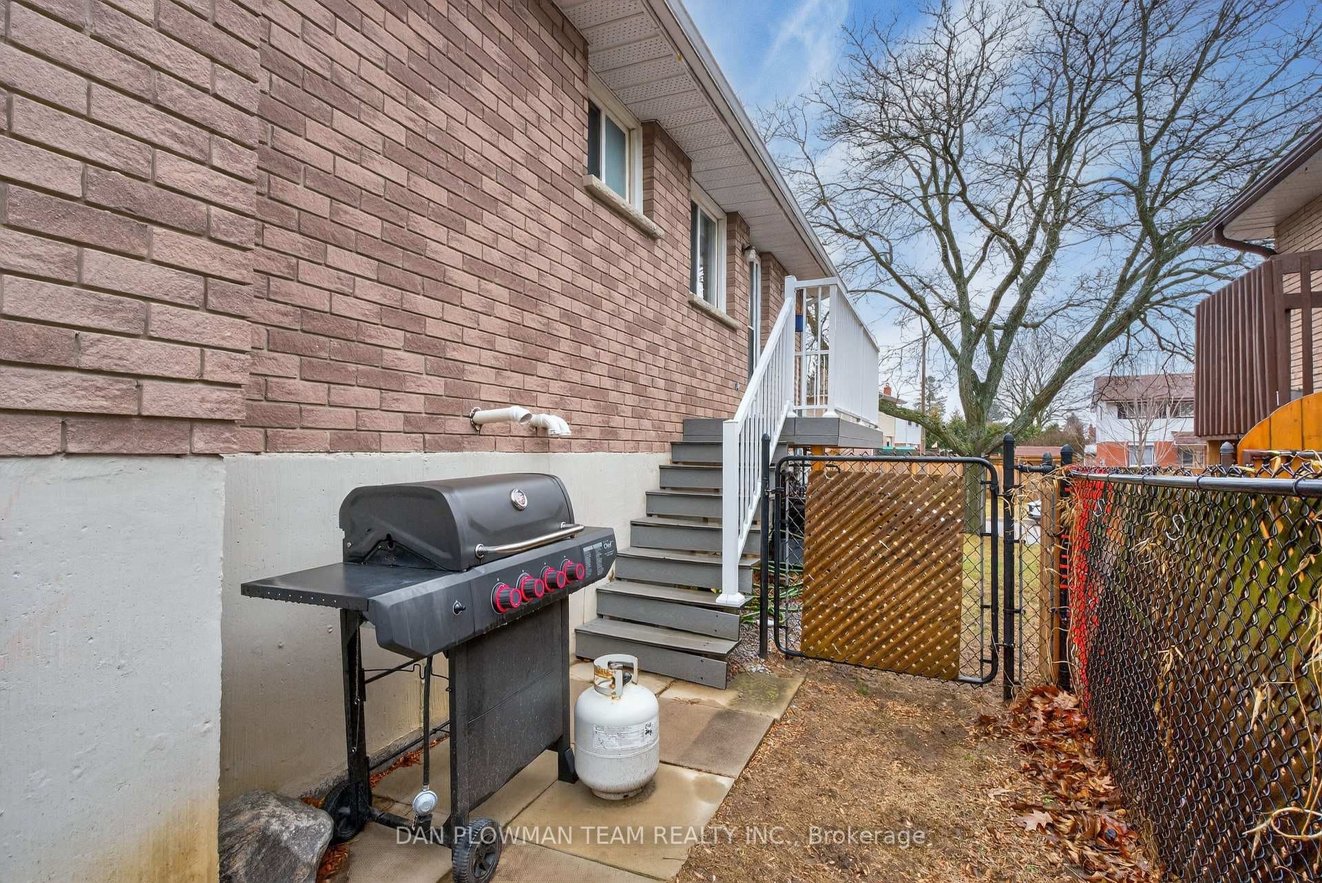 344 Kensington Crescent photo 36