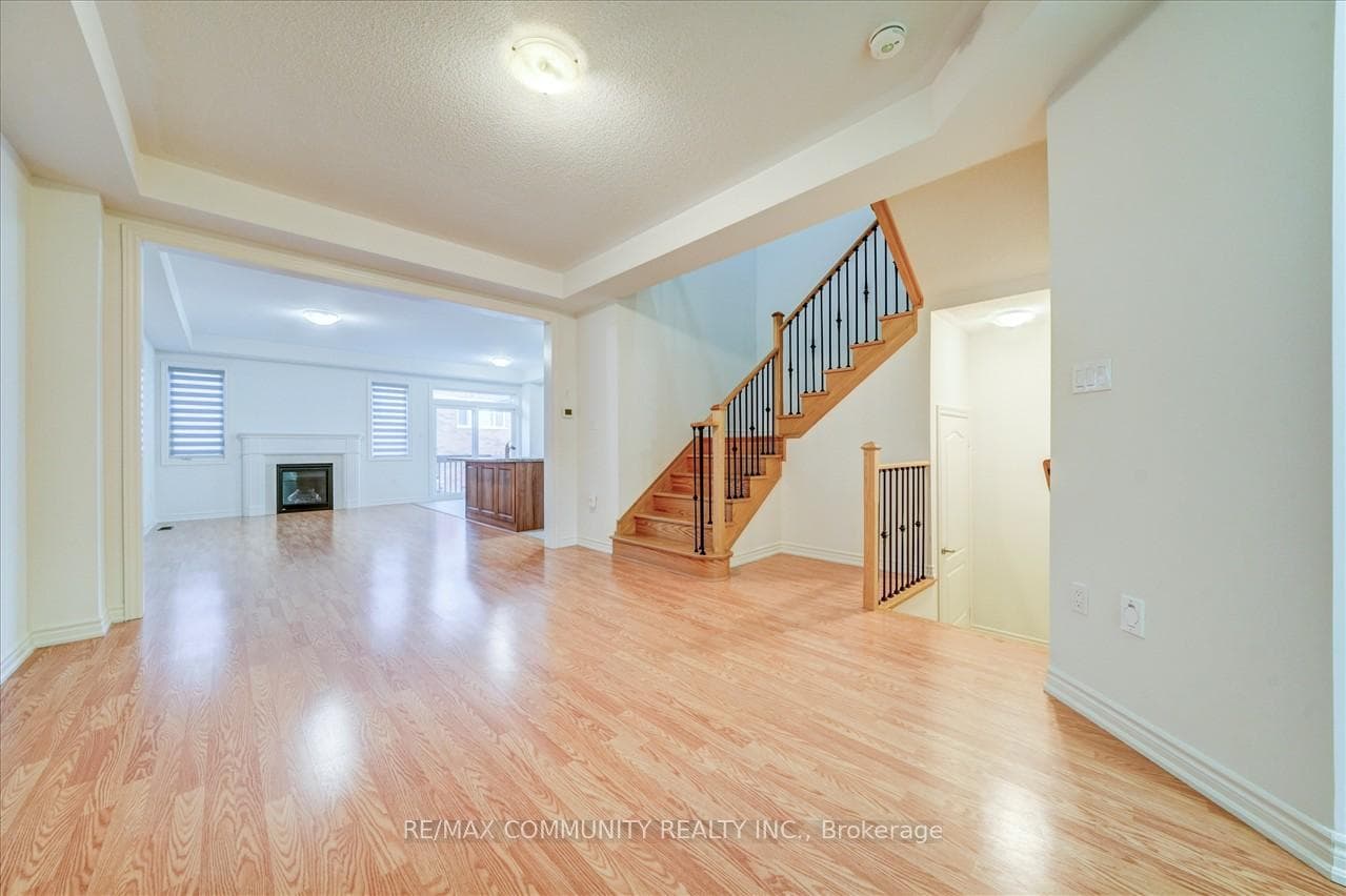 77 Markview Road photo 4