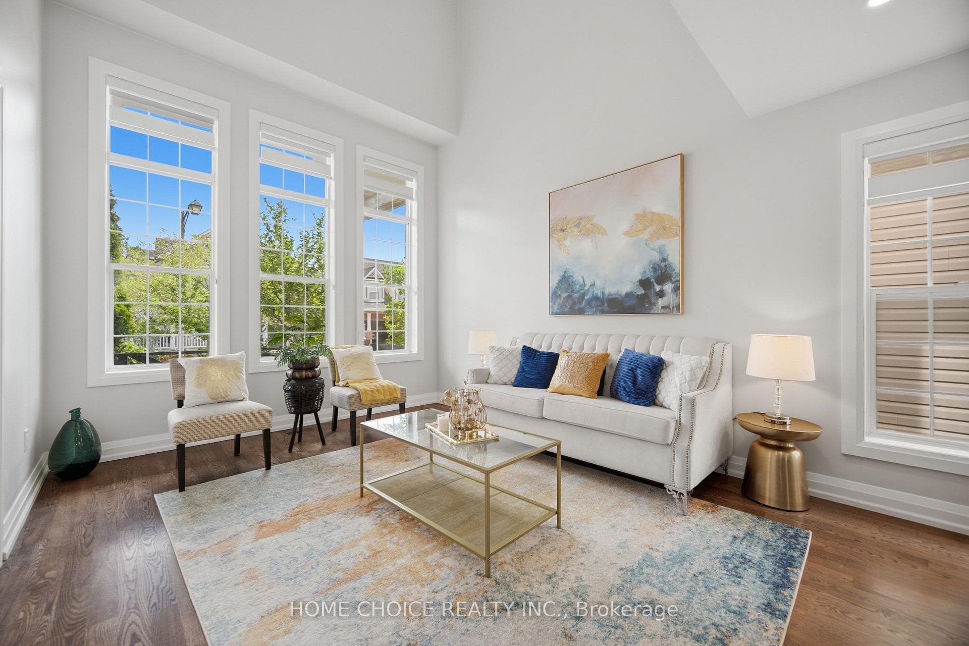 670 Dolby Crescent photo 5
