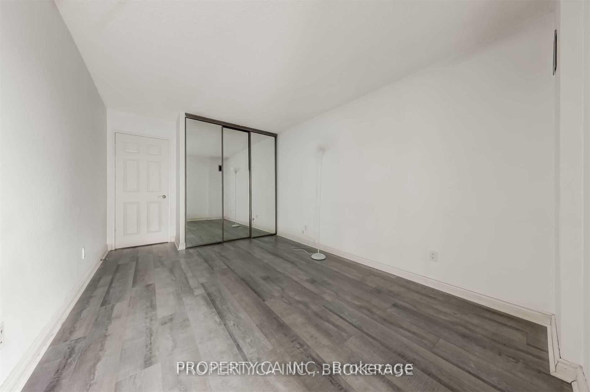 77 Carlton Street Unit 807 photo 12