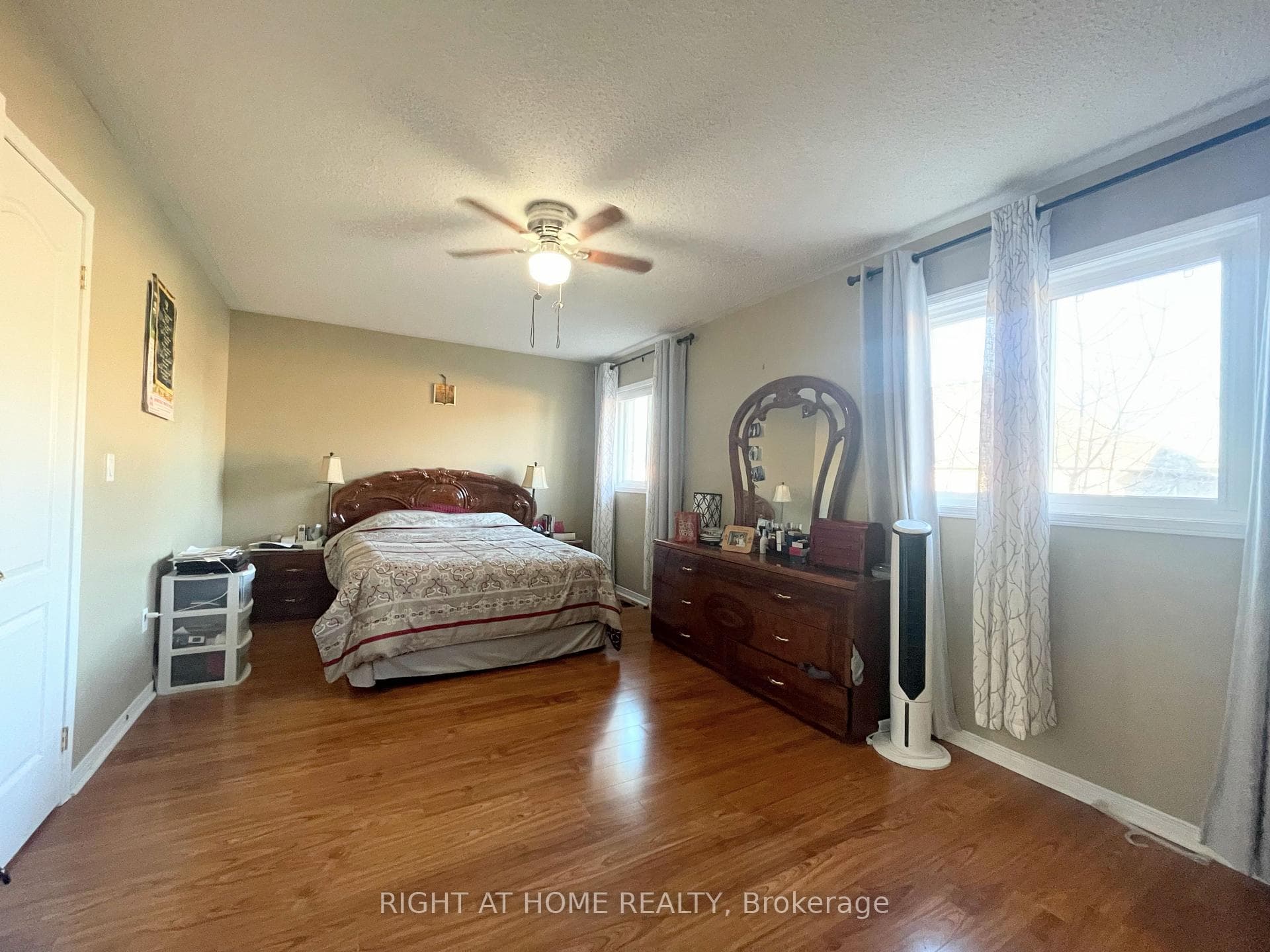 53 KNIGHTSWOOD Crescent photo 11