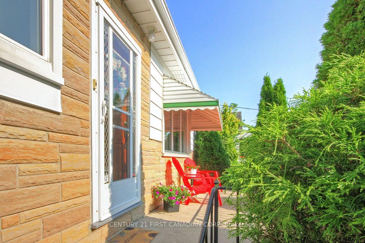 396 Avondale Road photo 4