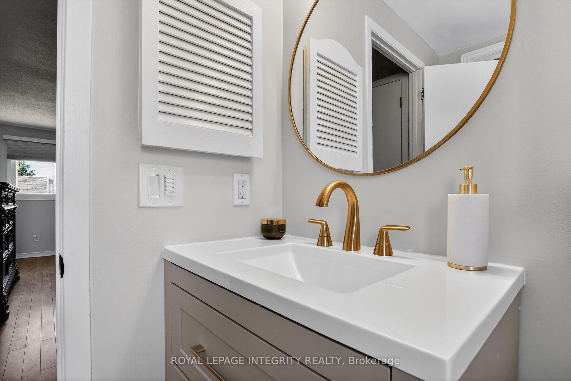 Ensuite offers a walk-in shower