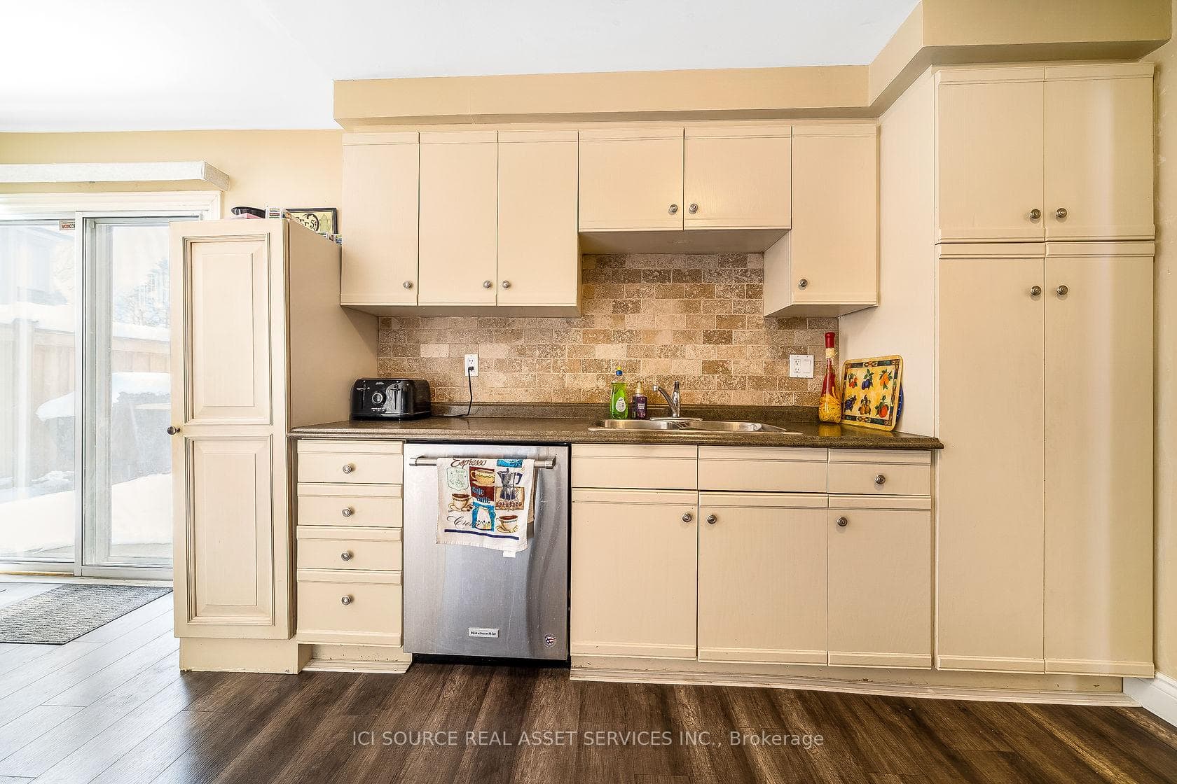 172 Kingsview Drive photo 2