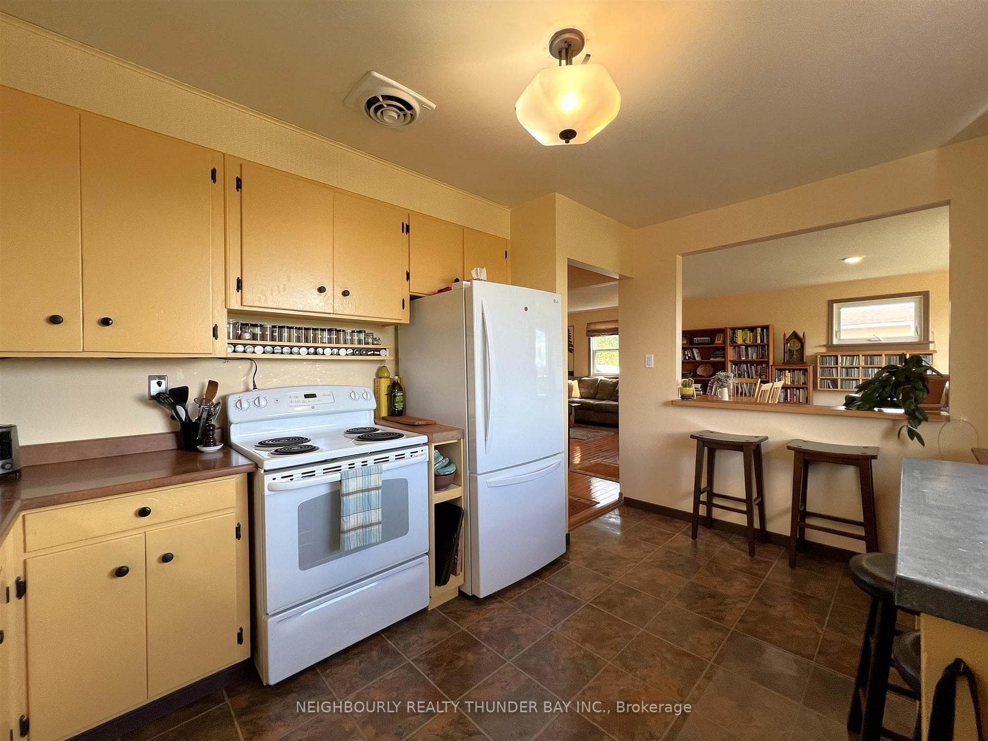 322 Roberta Street photo 12