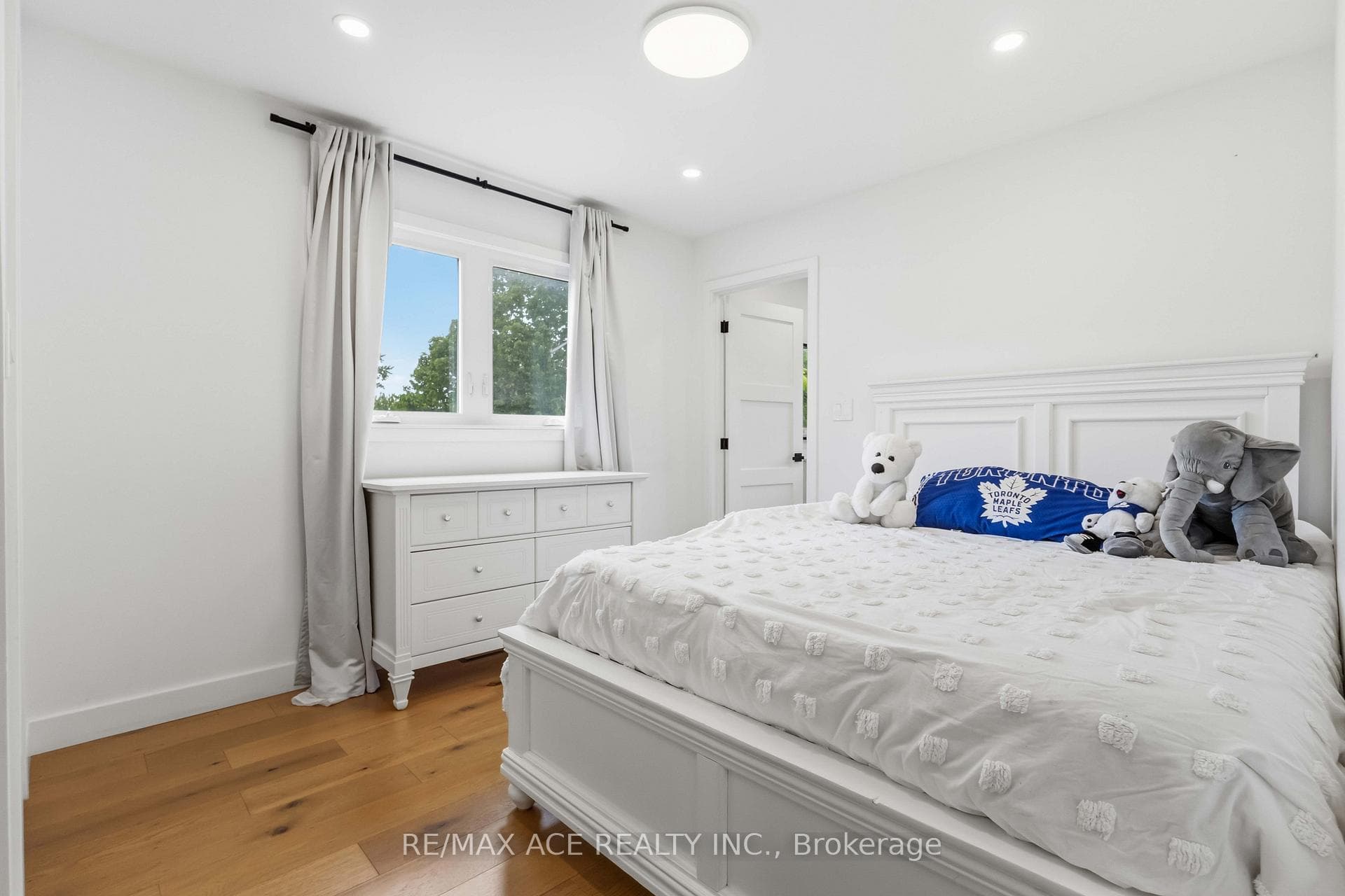 19 Barker Court photo 38