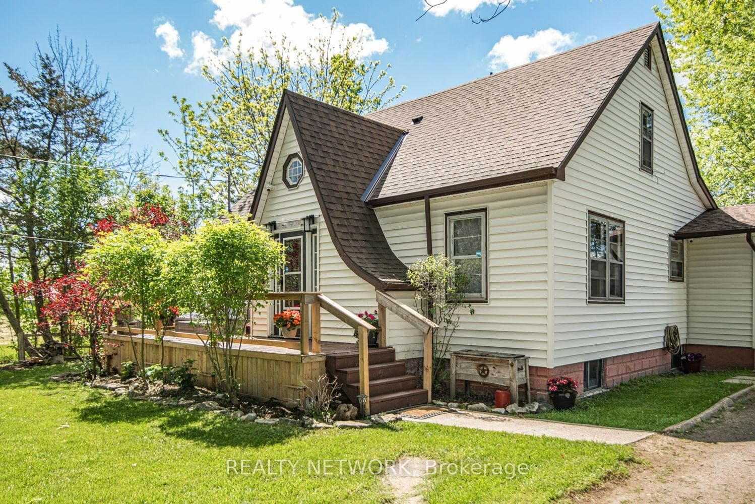 32 Grant Avenue photo 5