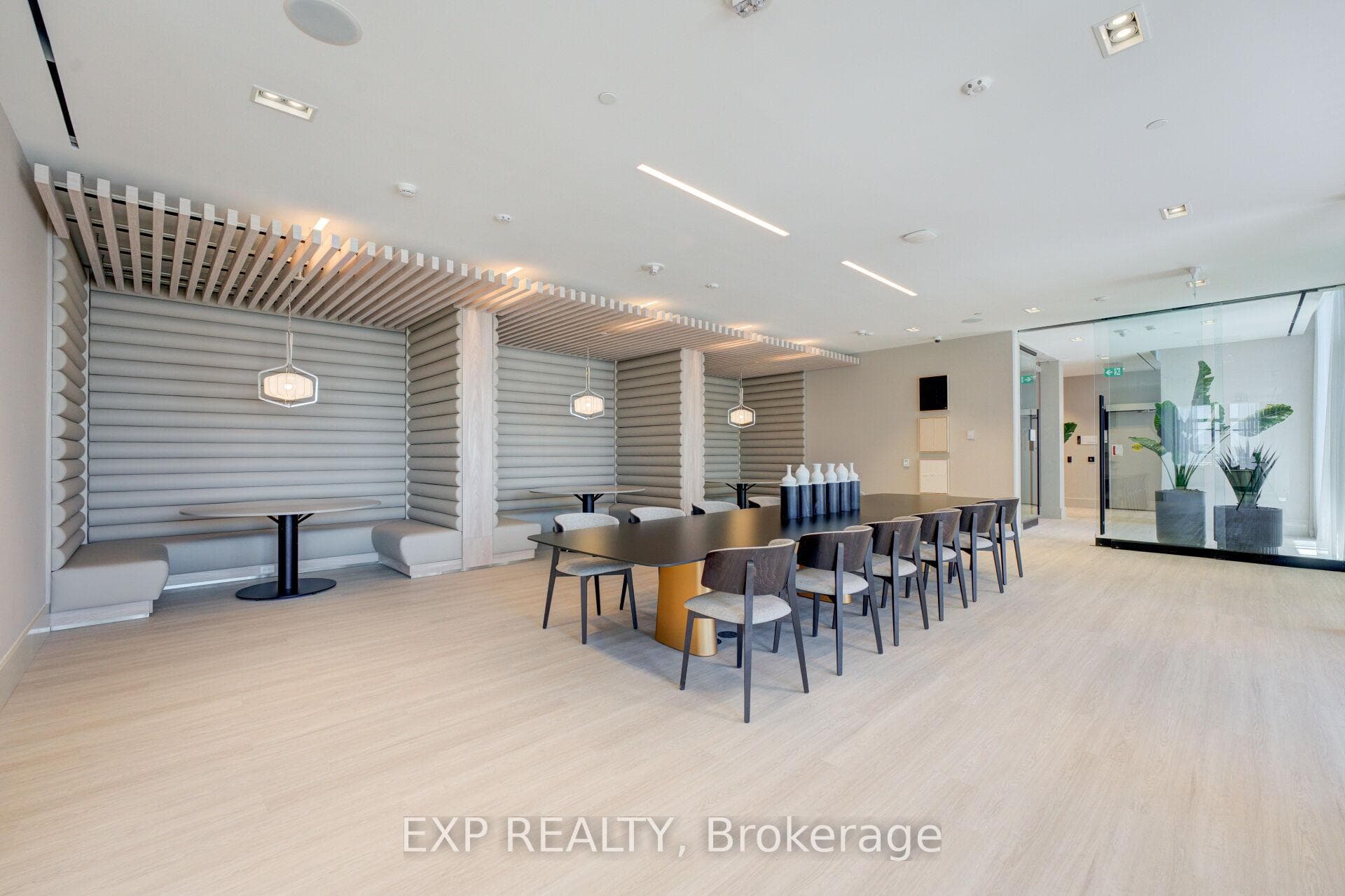 2020 BATHURST Street Unit 321 photo 23