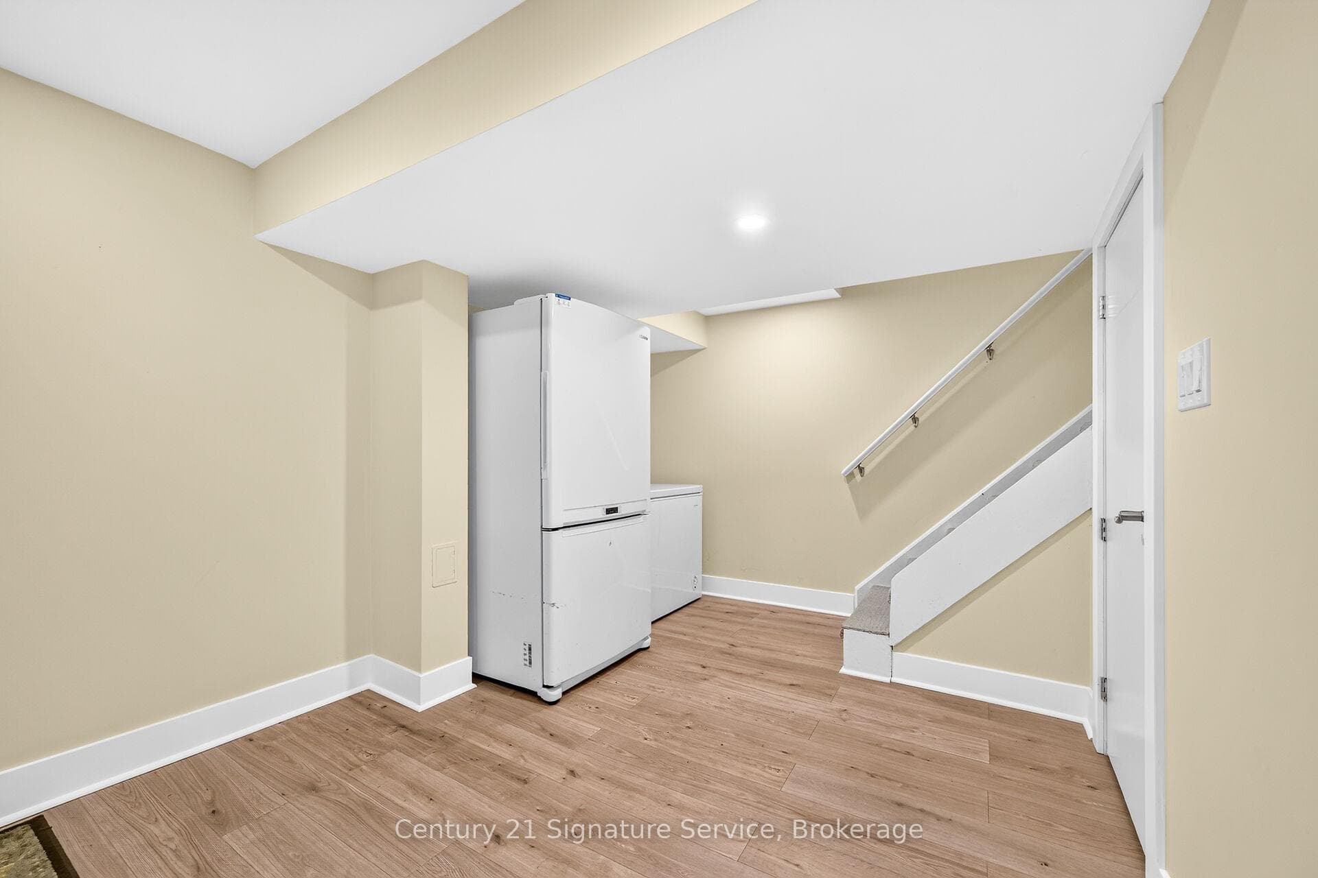 5183 Banting Court photo 44