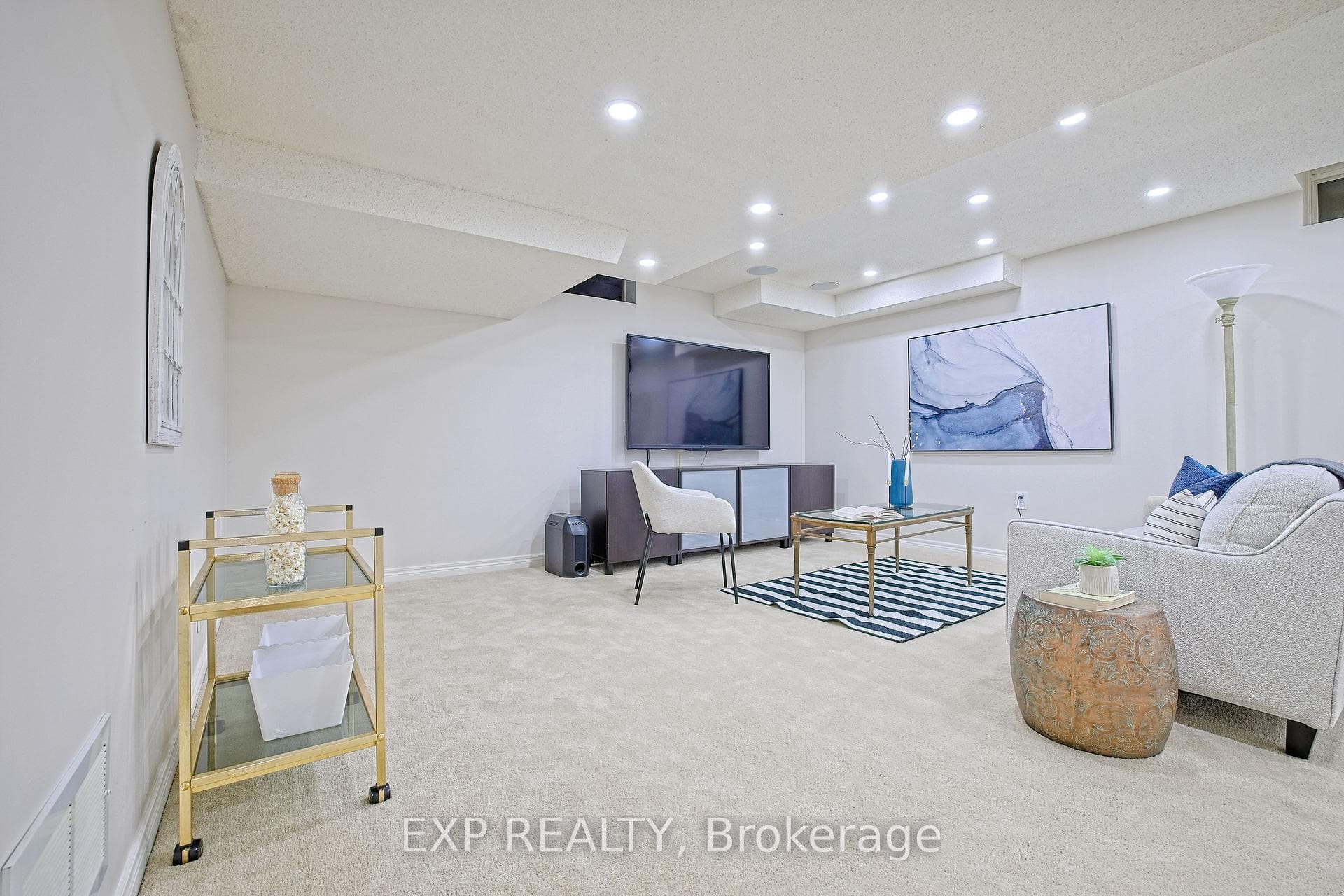 520 Dougall Avenue photo 27