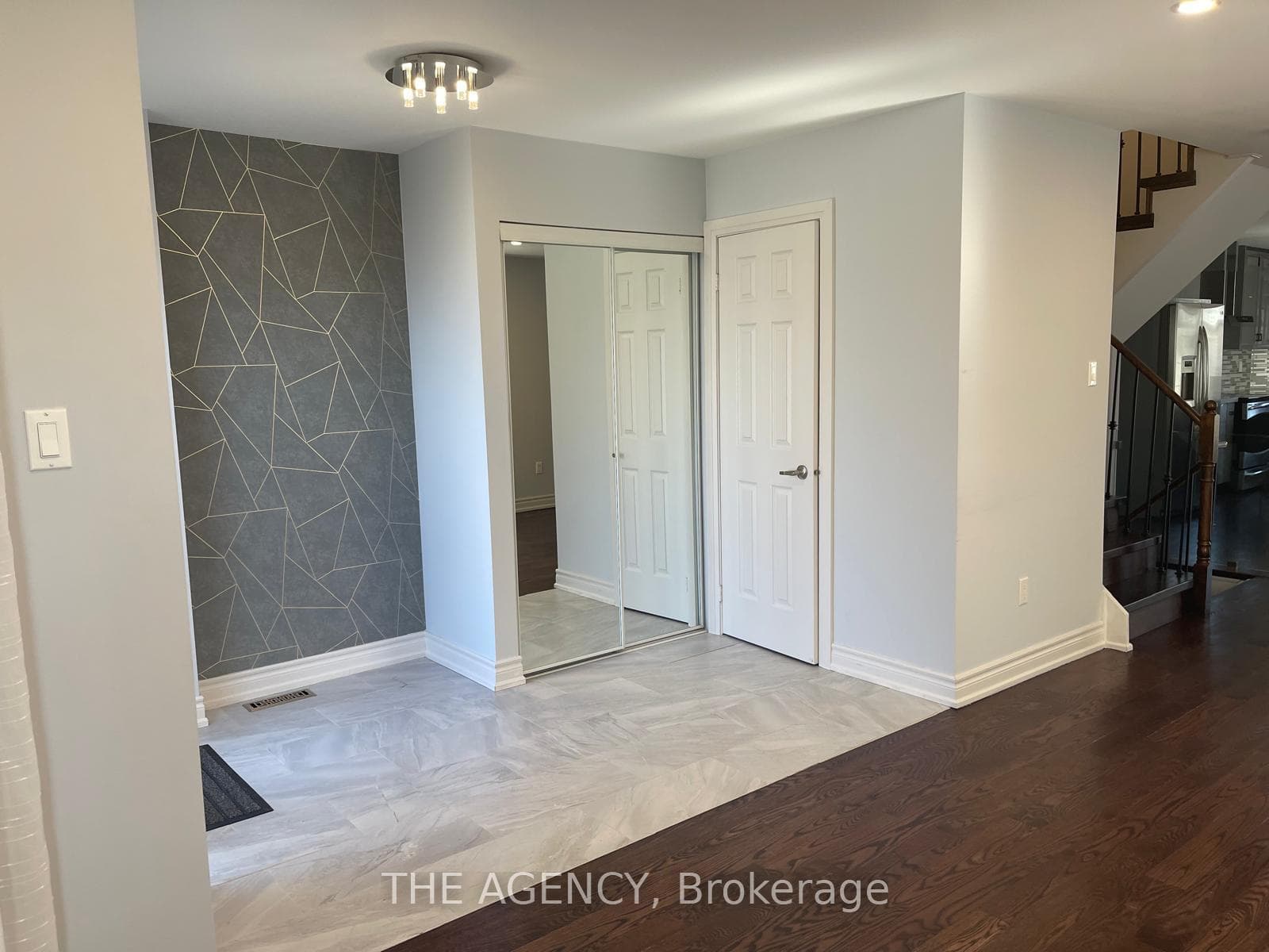 9031 Yonge Street photo 3