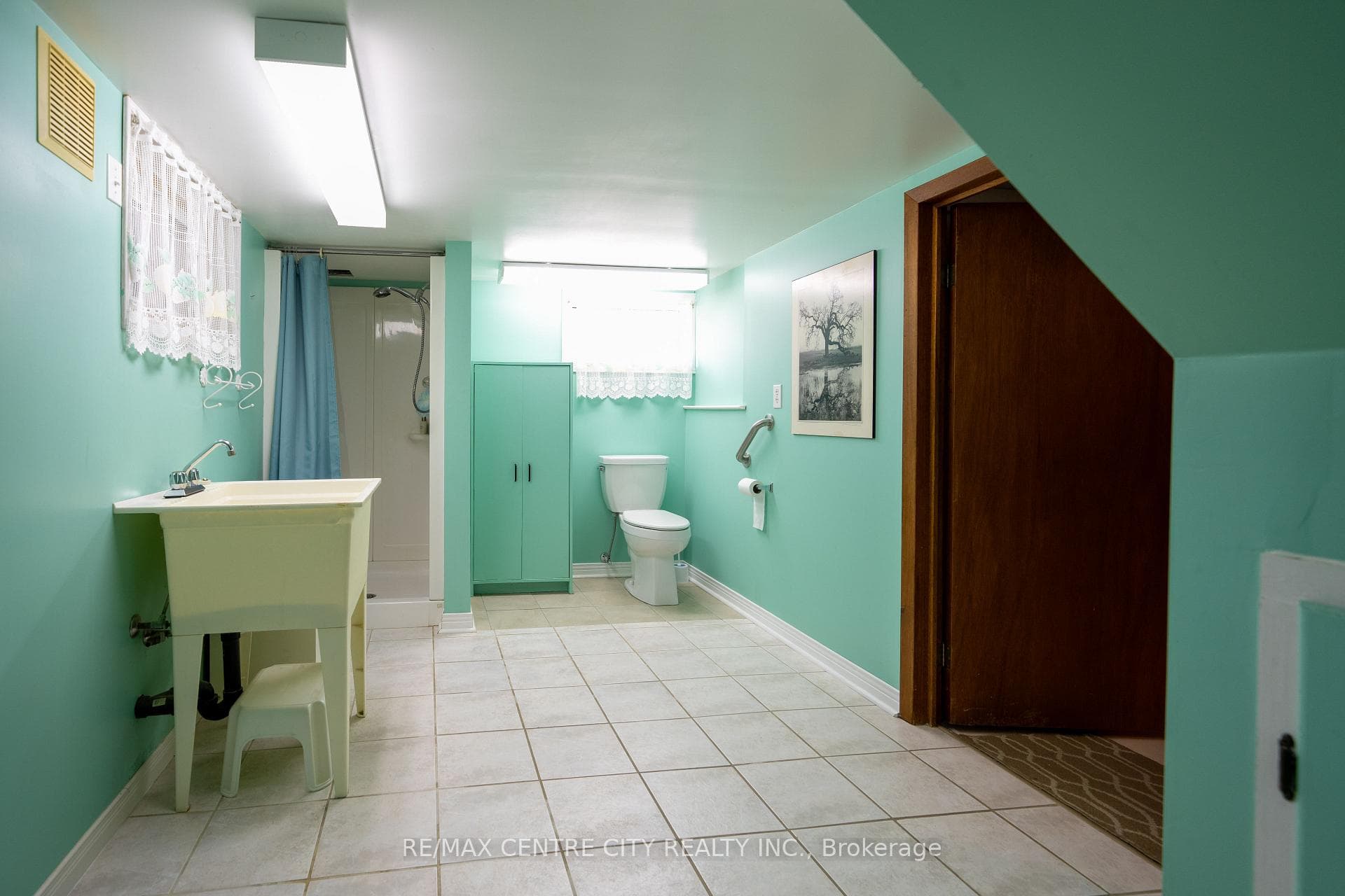 2571 Queen Street photo 27