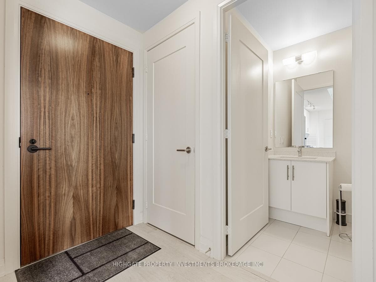509 Dundas Street Unit 403 photo 5
