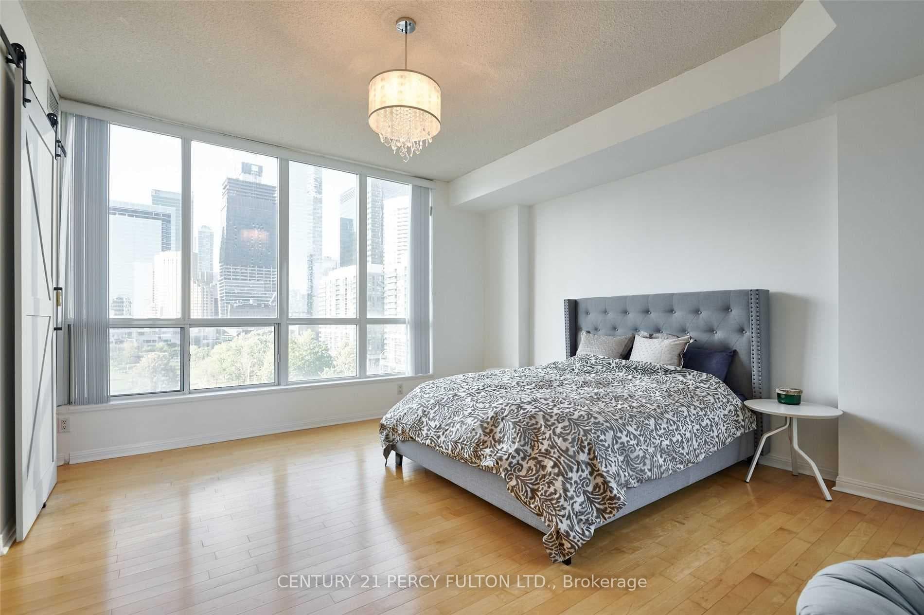 230 Queens Quay Unit 1016 photo 13